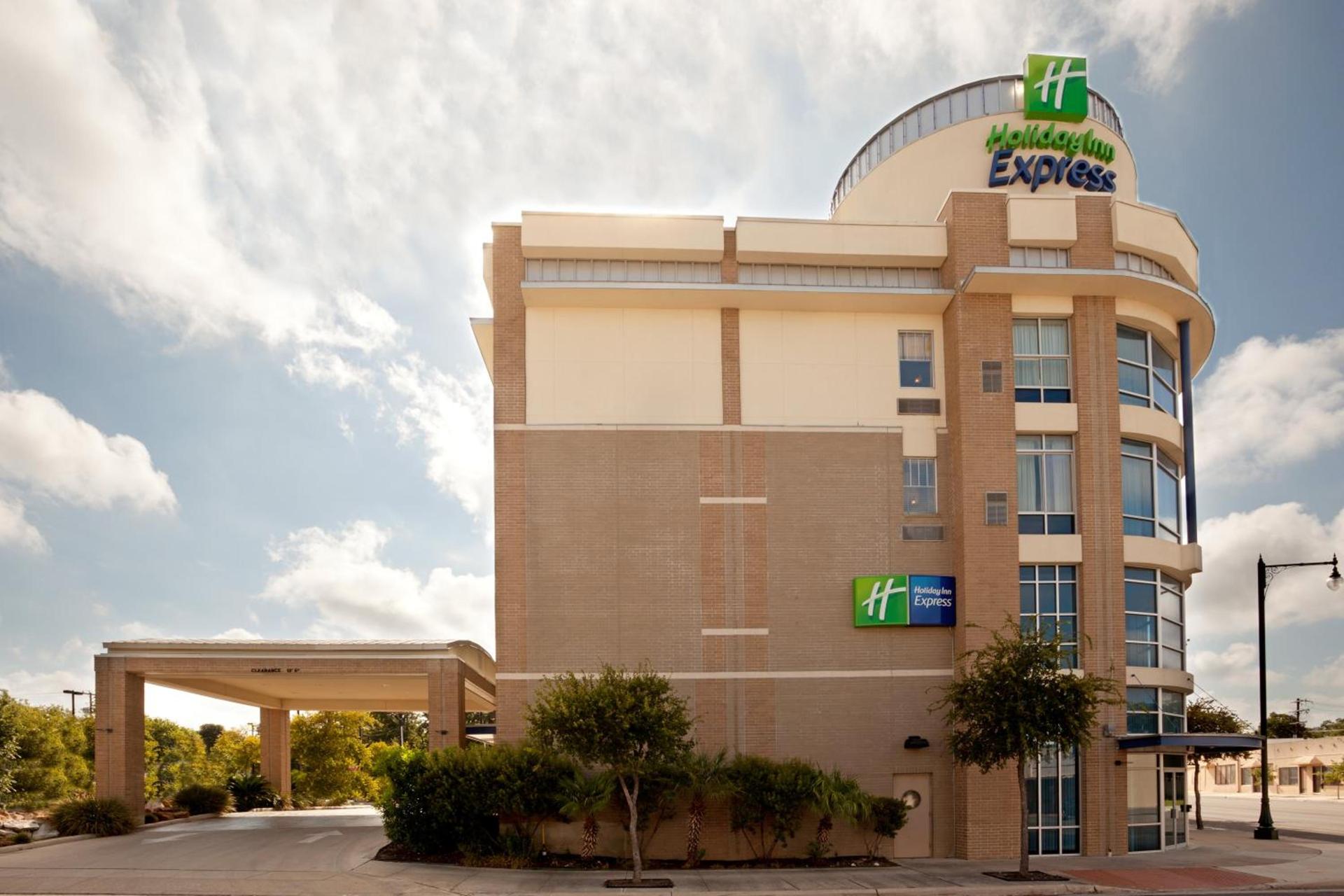 Holiday Inn Express Hotel & Suites San Antonio - Rivercenter Area by IHG photo 1