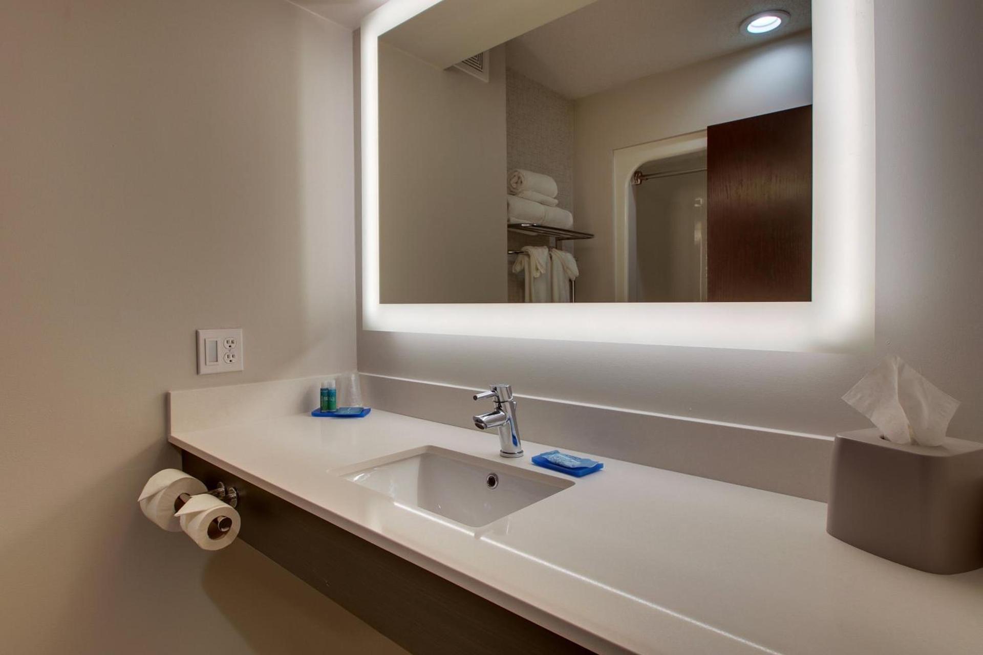 Holiday Inn Express Hotel & Suites Lebanon by IHG photo 2