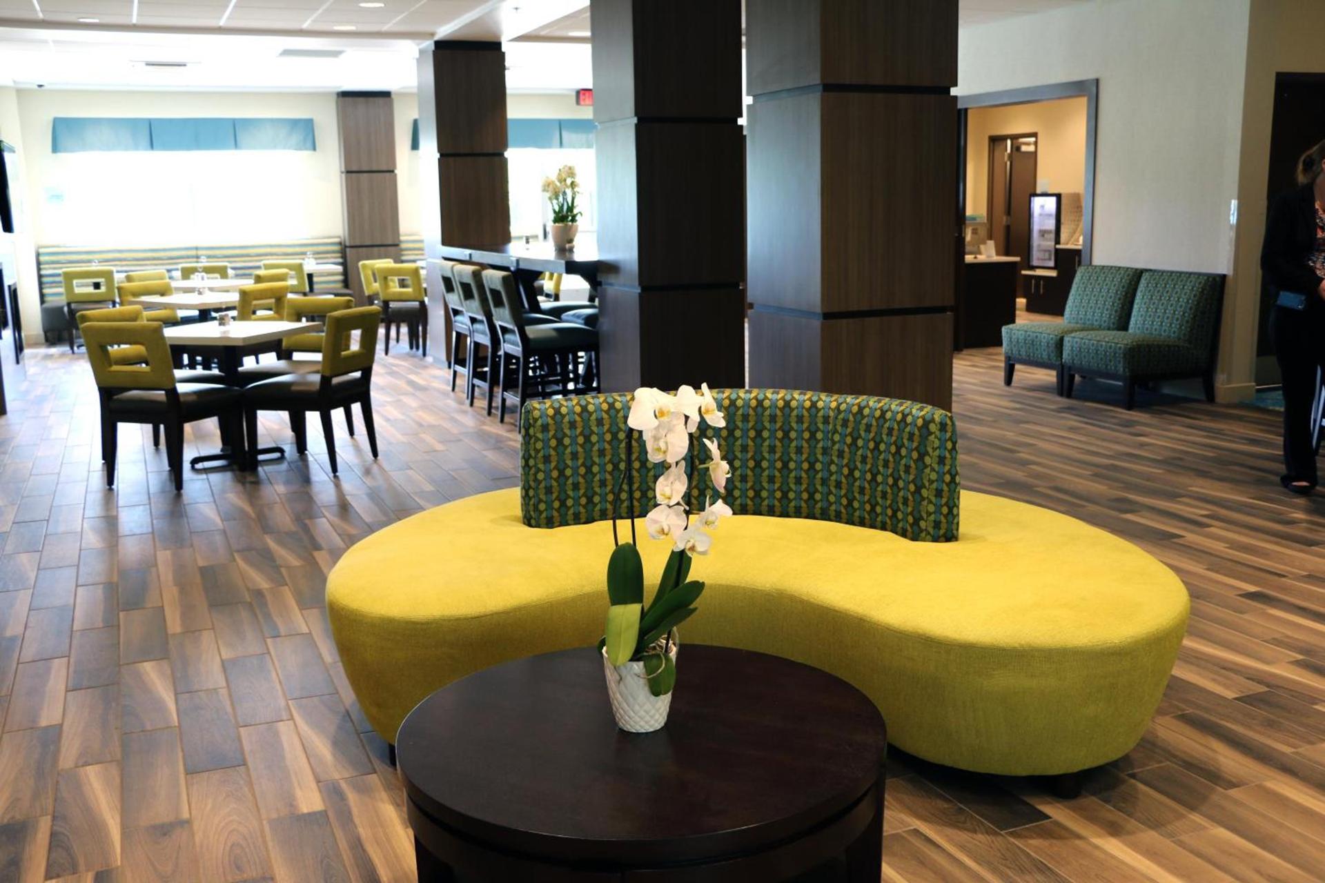 Holiday Inn Express & Suites - Hendersonville SE - Flat Rock by IHG photo 12