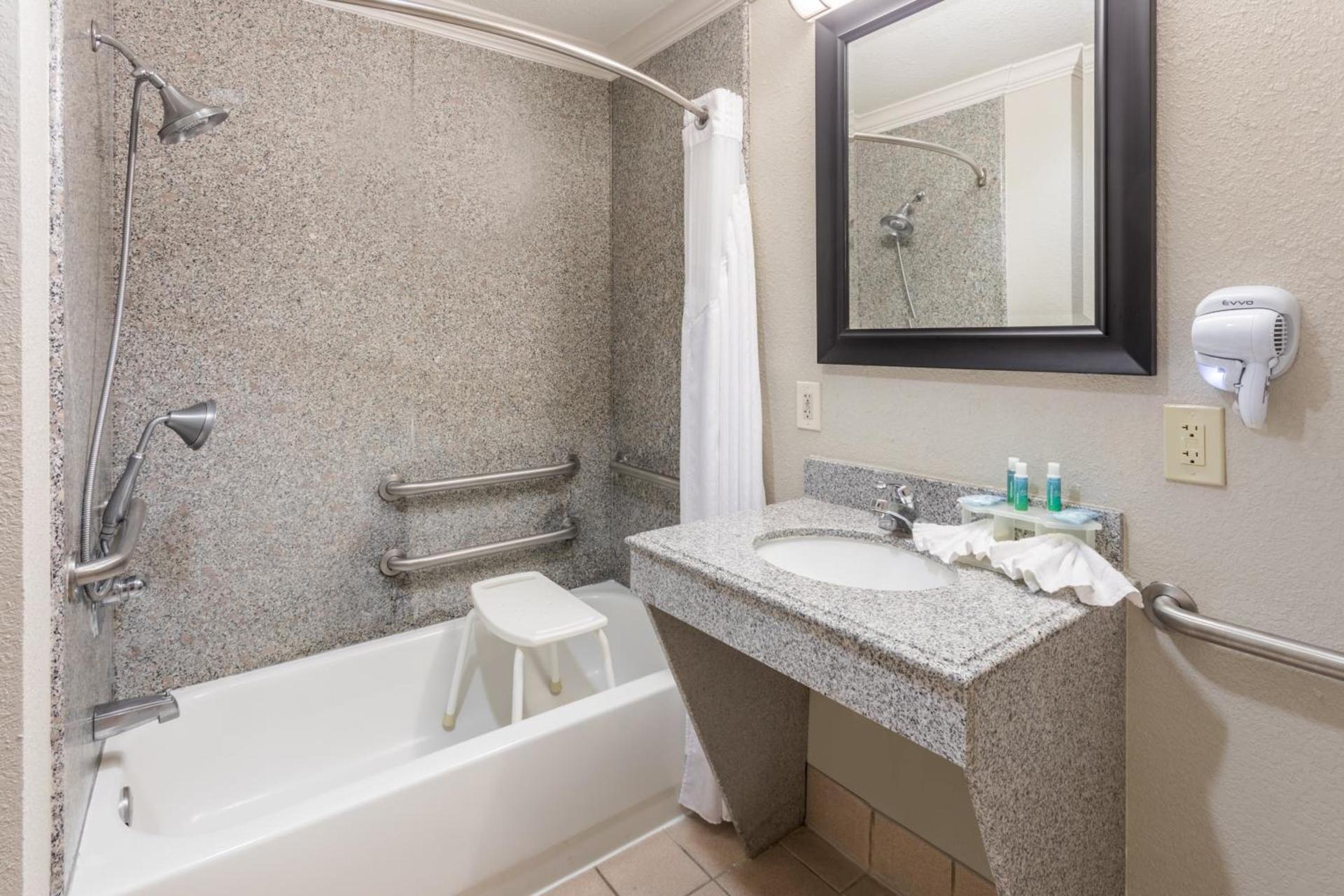 Holiday Inn Express Hotel and Suites Lake Charles by IHG photo 42