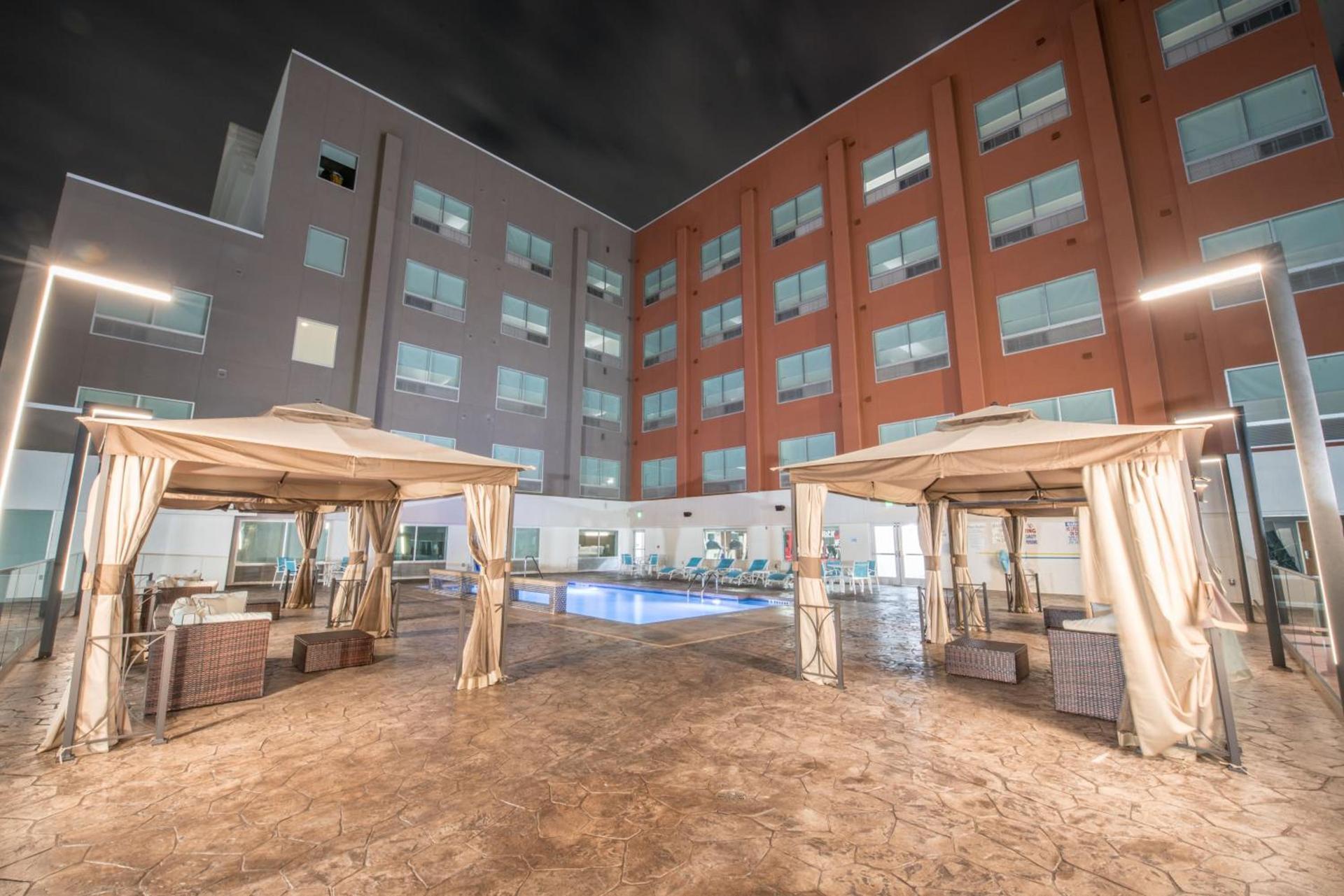 Holiday Inn Express & Suites - Houston Westchase - Westheimer by IHG photo 3