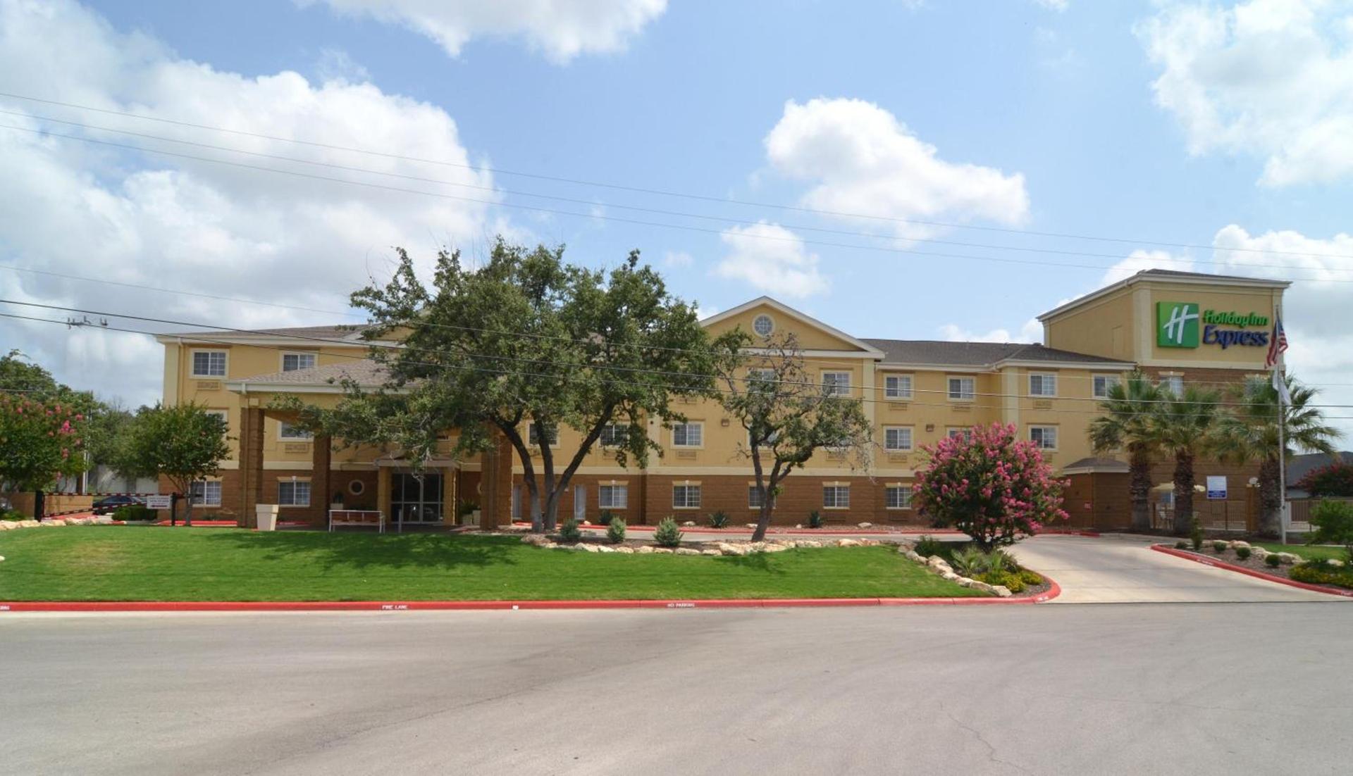 Quality Inn & Suites San Antonio Airport - Stone Oak photo 1