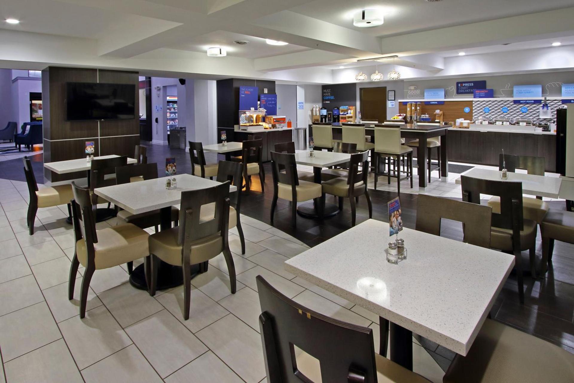 Holiday Inn Express and Suites Houston North - IAH Area by IHG photo 5