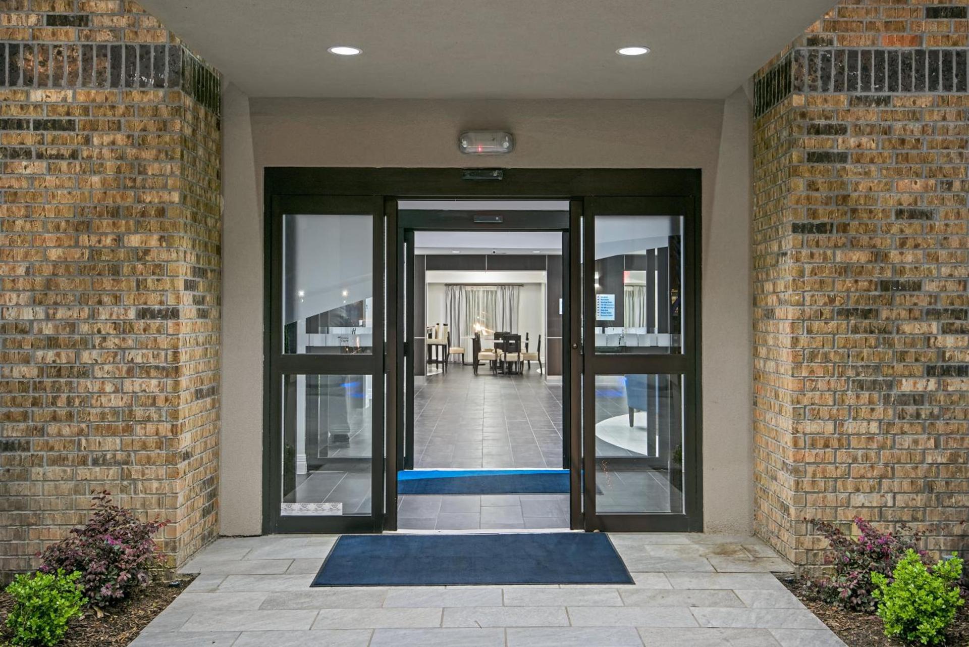 Holiday Inn Express and Suites Houston North - IAH Area by IHG photo 6