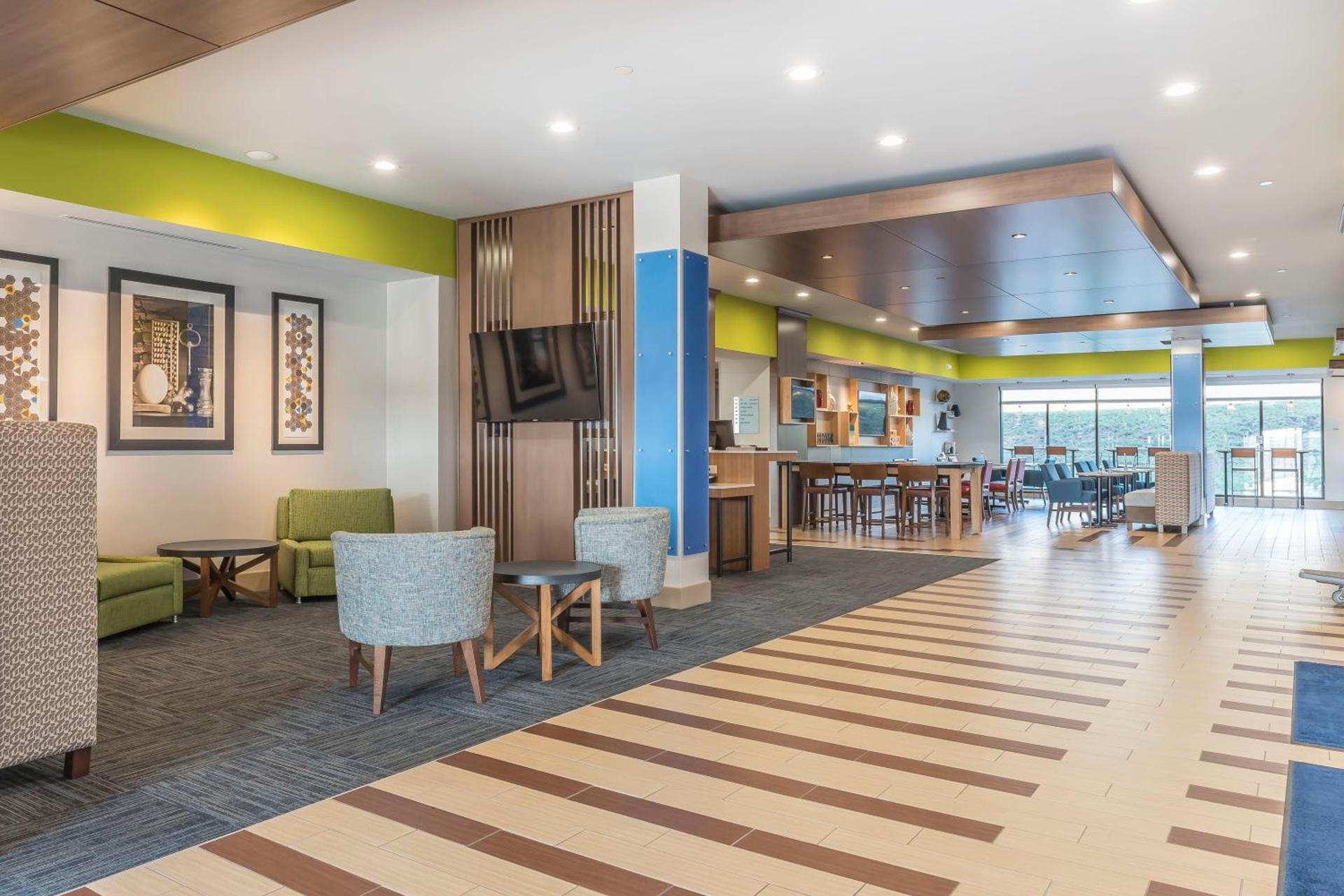 Holiday Inn Express & Suites Clarion by IHG photo 3