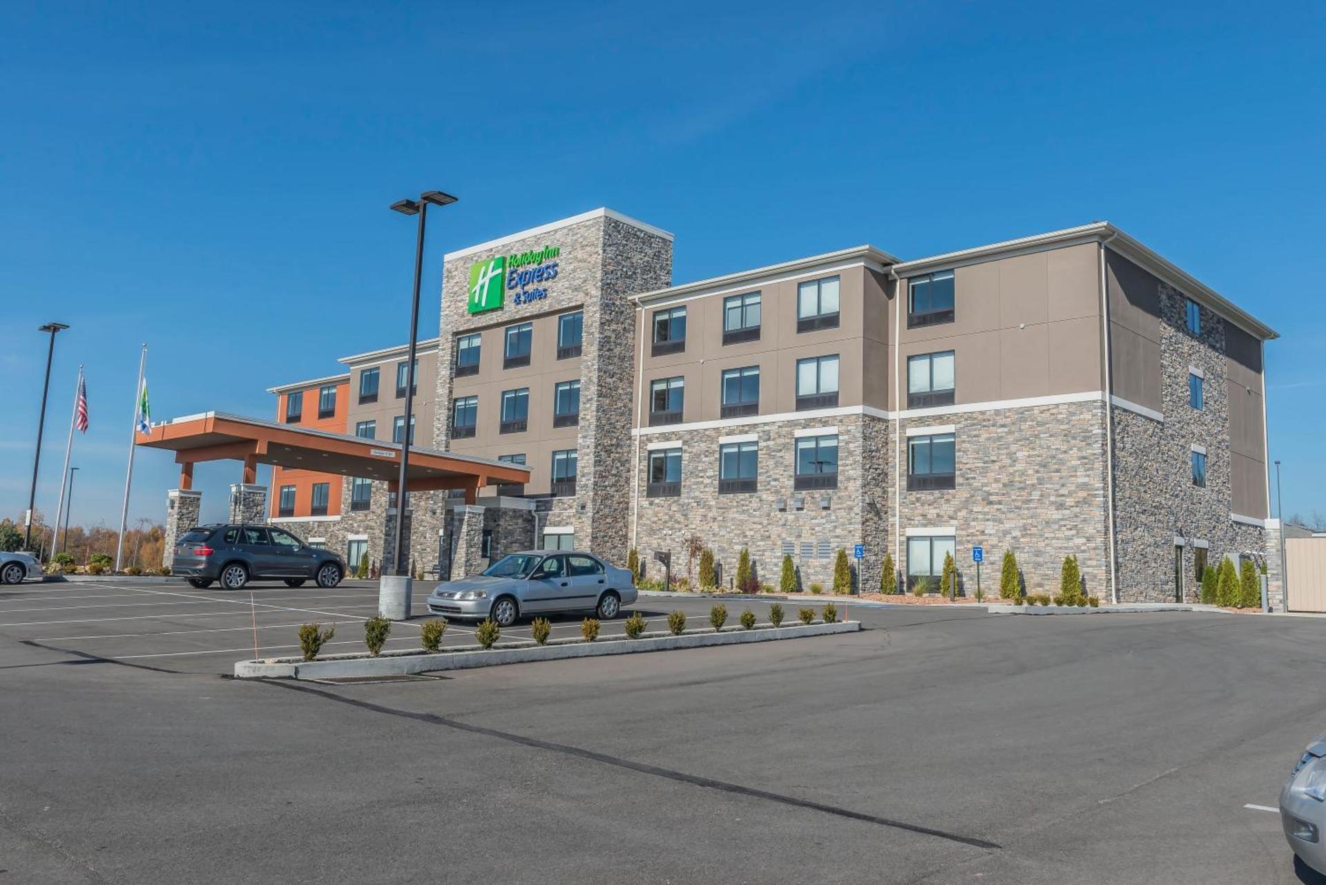 Holiday Inn Express & Suites Clarion by IHG photo 13