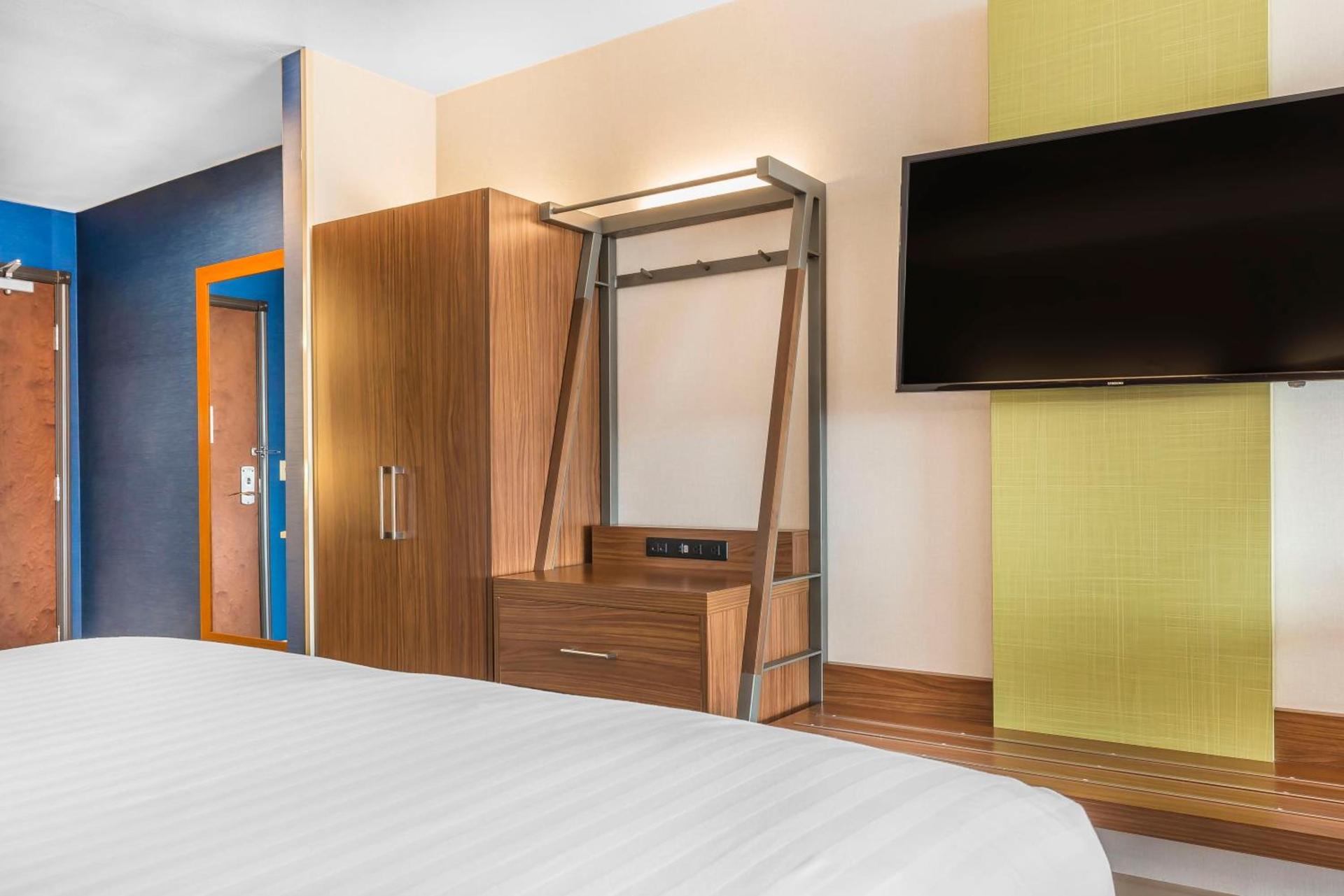 Holiday Inn Express & Suites Clarion by IHG photo 27