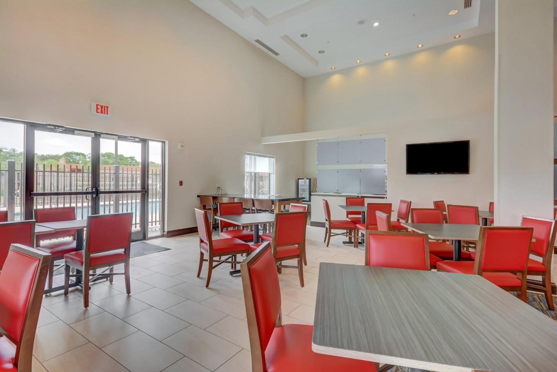 Holiday Inn Express Hotel & Suites Tampa-USF-Busch Gardens by IHG photo 22