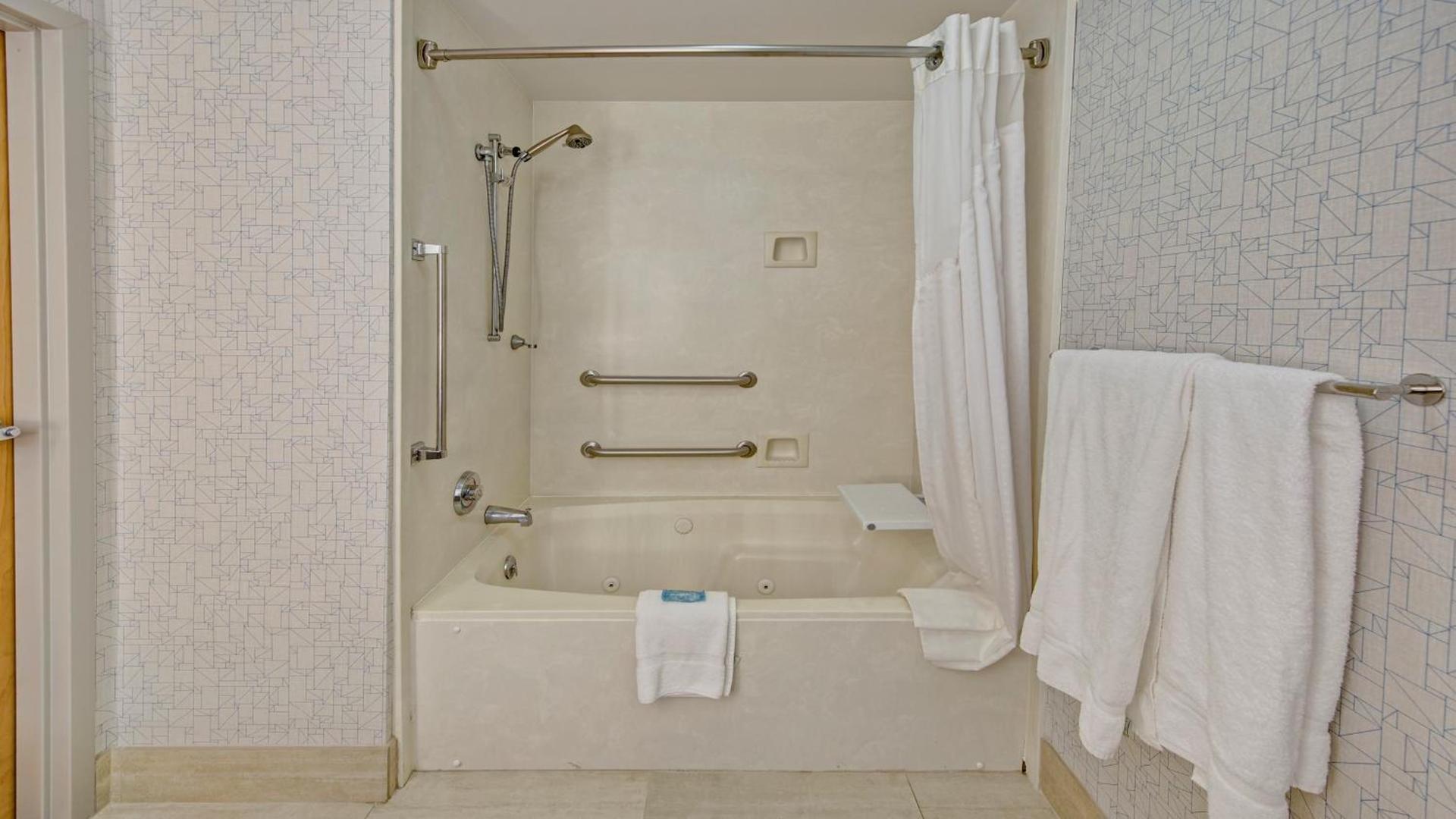 Holiday Inn Express Hotel & Suites London by IHG photo 33
