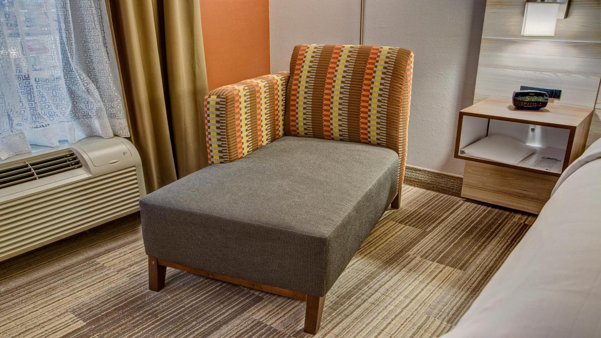 Holiday Inn Express Hotel & Suites London by IHG photo 17