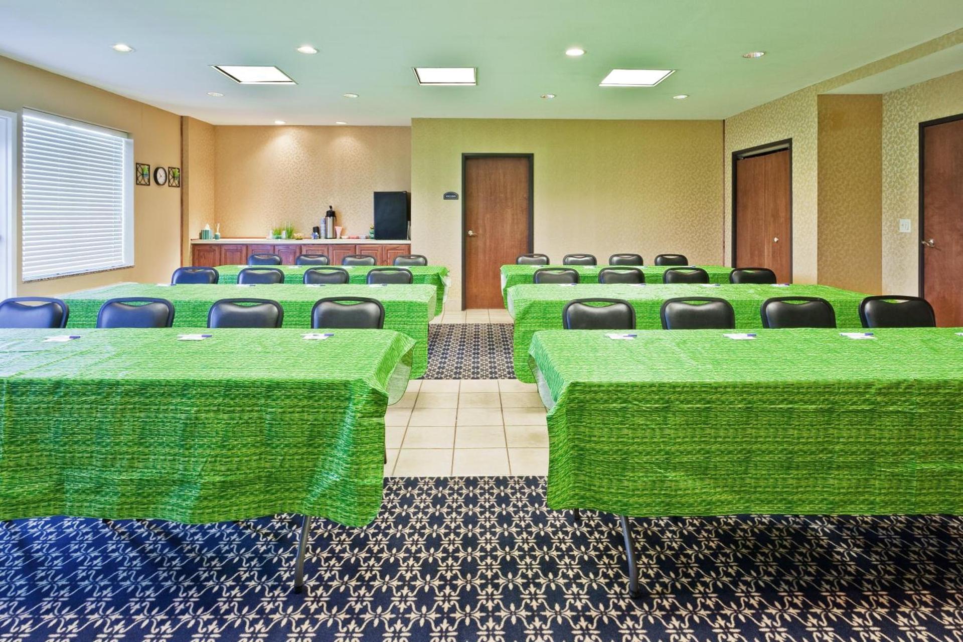 Holiday Inn Express Hotel & Suites Paragould by IHG photo 3