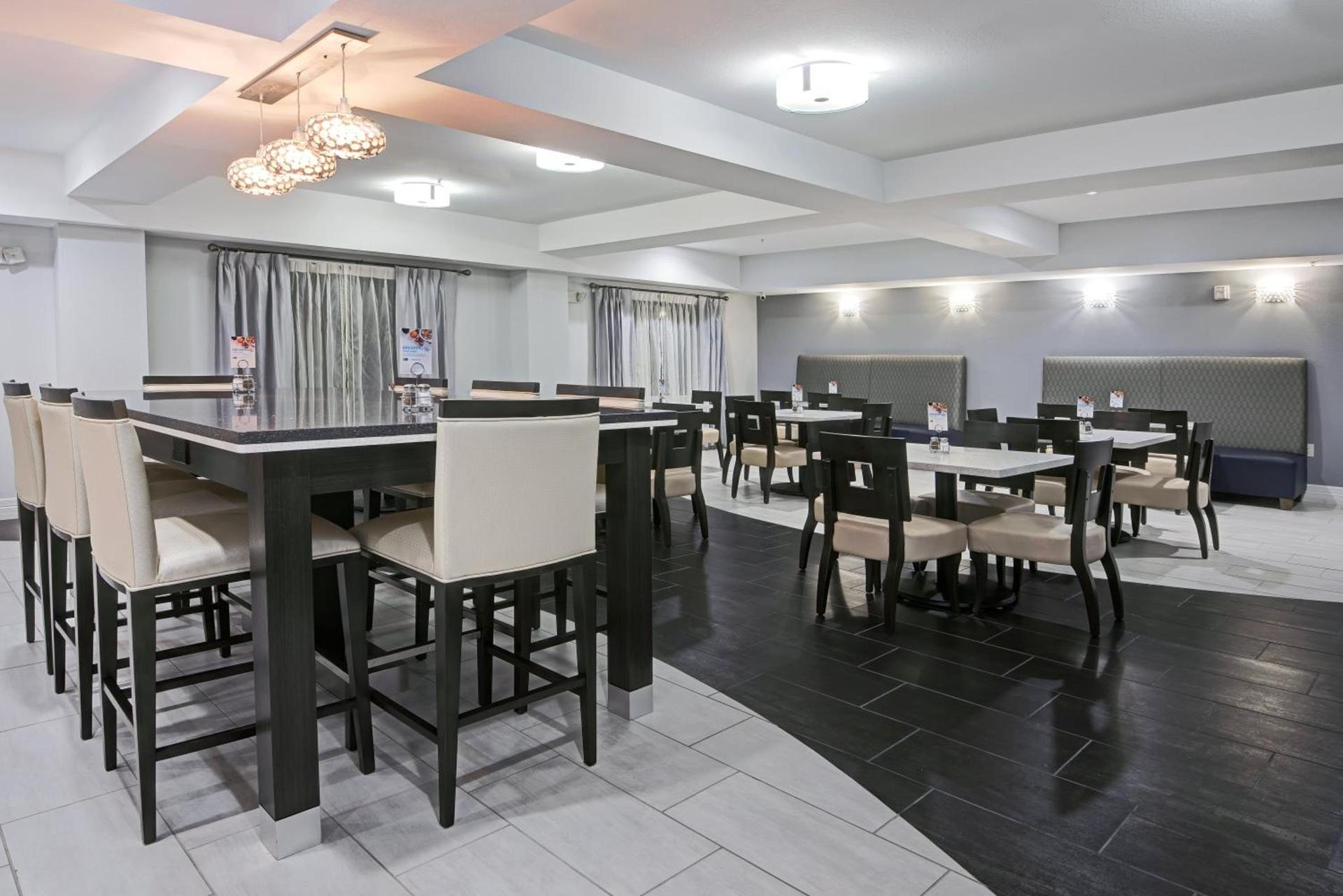 Holiday Inn Express and Suites Houston North - IAH Area by IHG photo 4