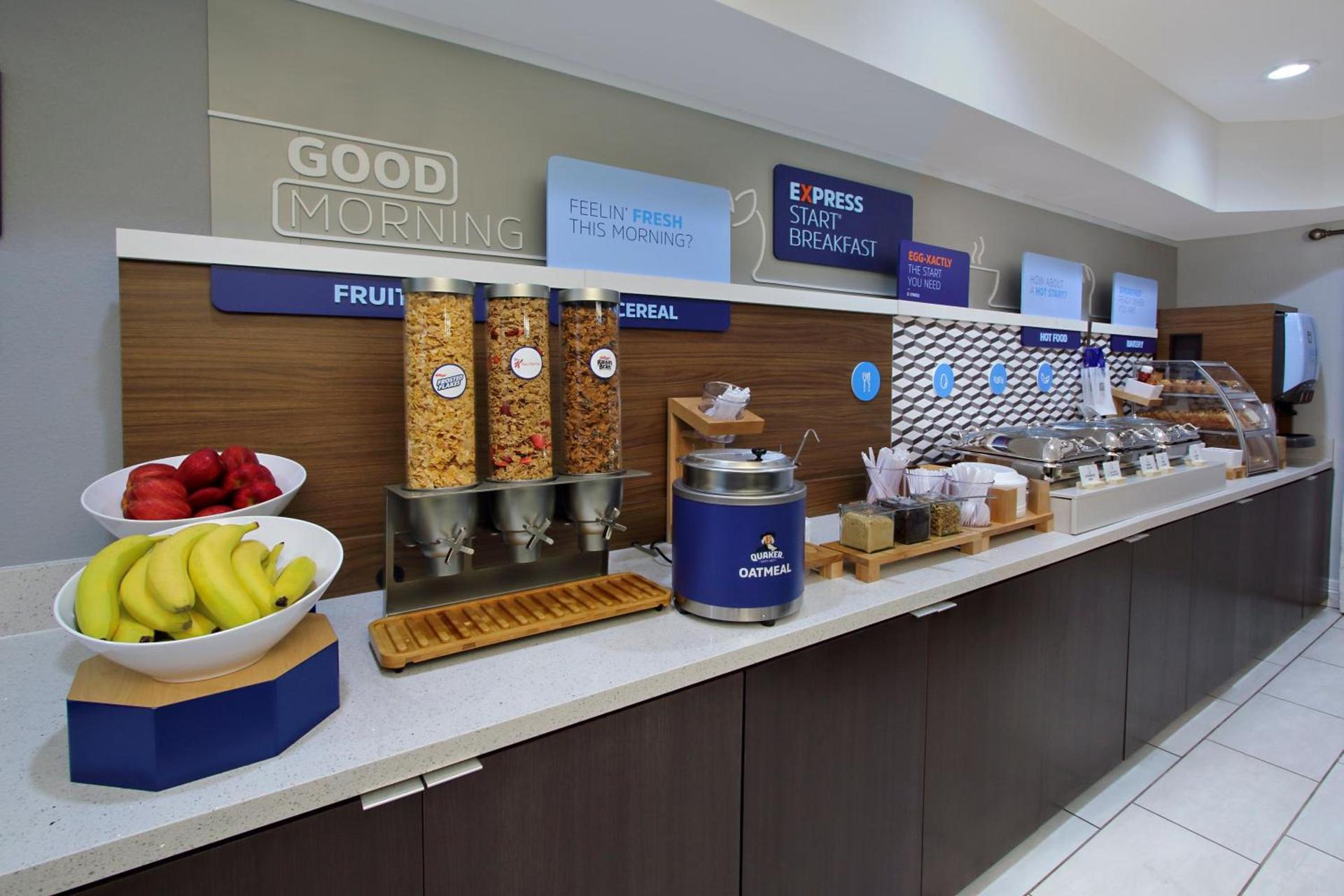 Holiday Inn Express and Suites Houston North - IAH Area by IHG photo 2