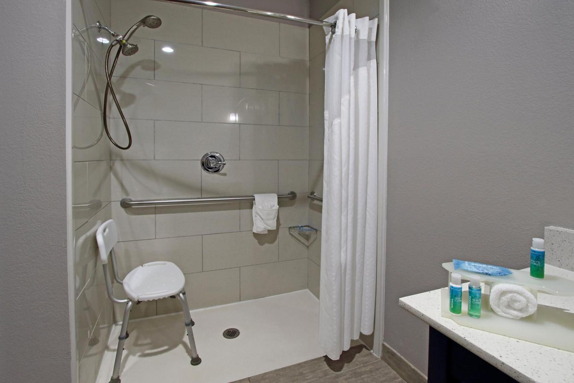 Holiday Inn Express and Suites Houston North - IAH Area by IHG photo 38