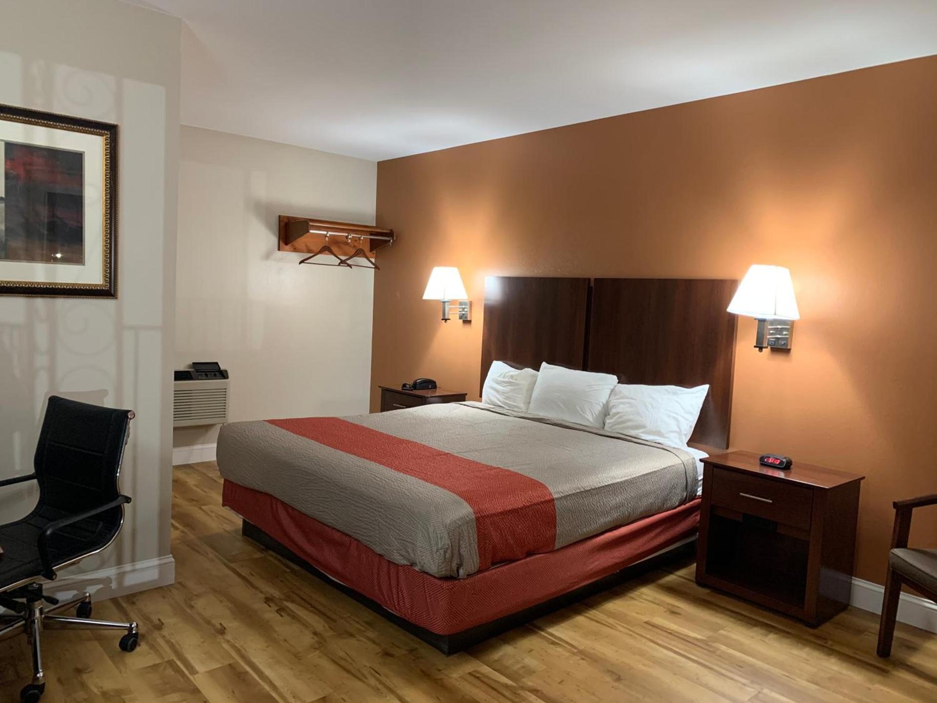Rodeway Inn photo 10