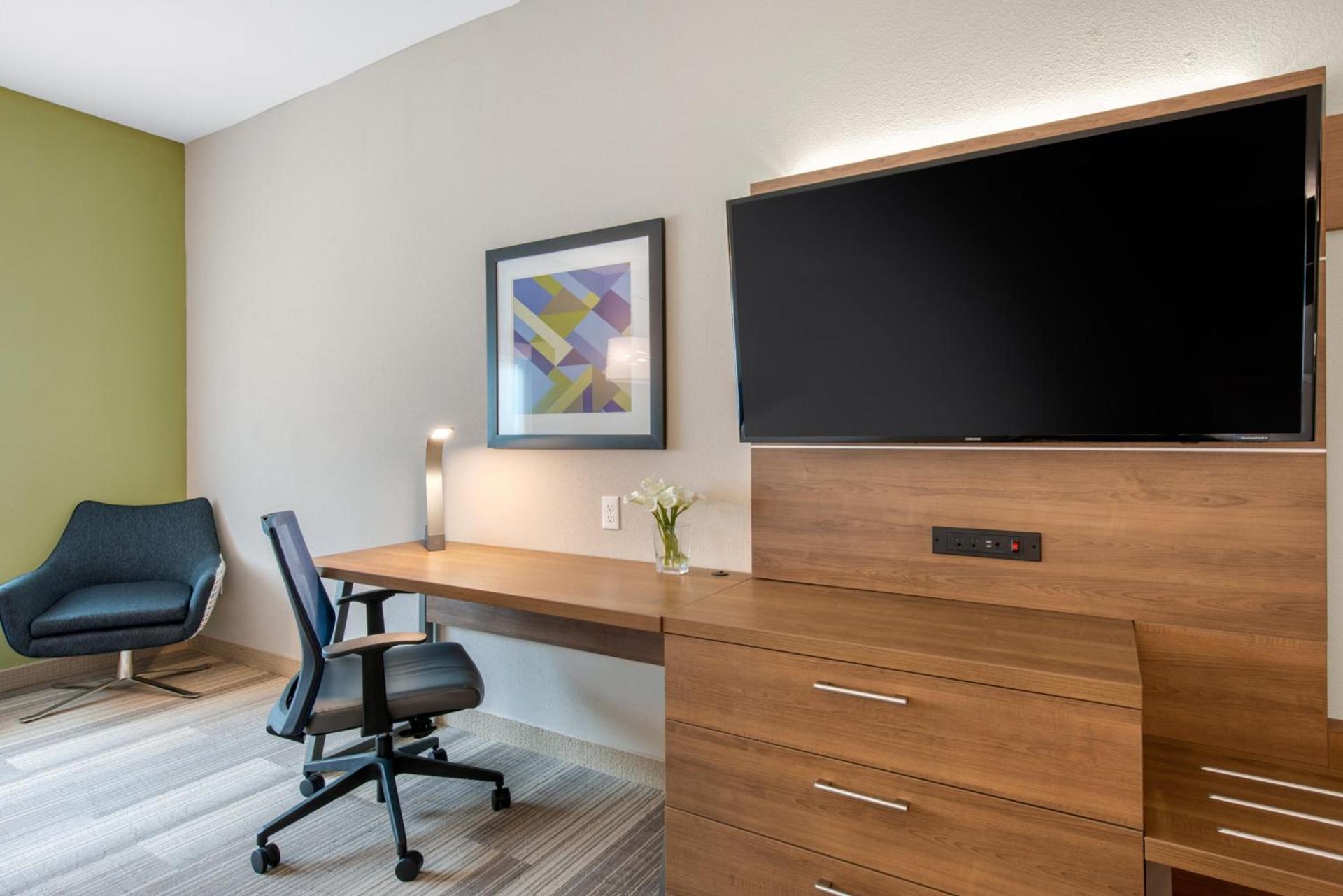 Holiday Inn Express & Suites - Ruskin by IHG photo 7