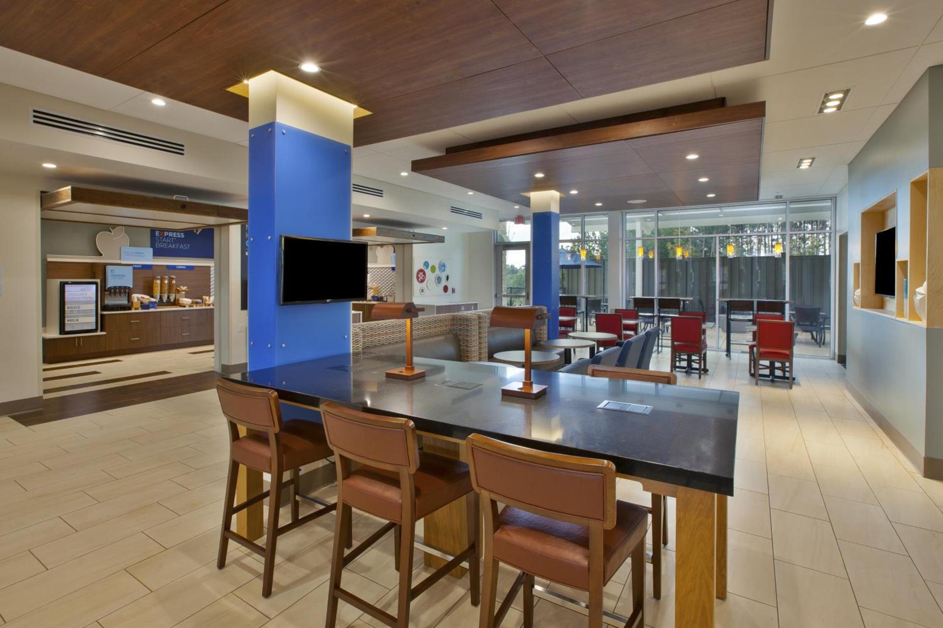 Holiday Inn Express and Suites South Hill by IHG photo 9