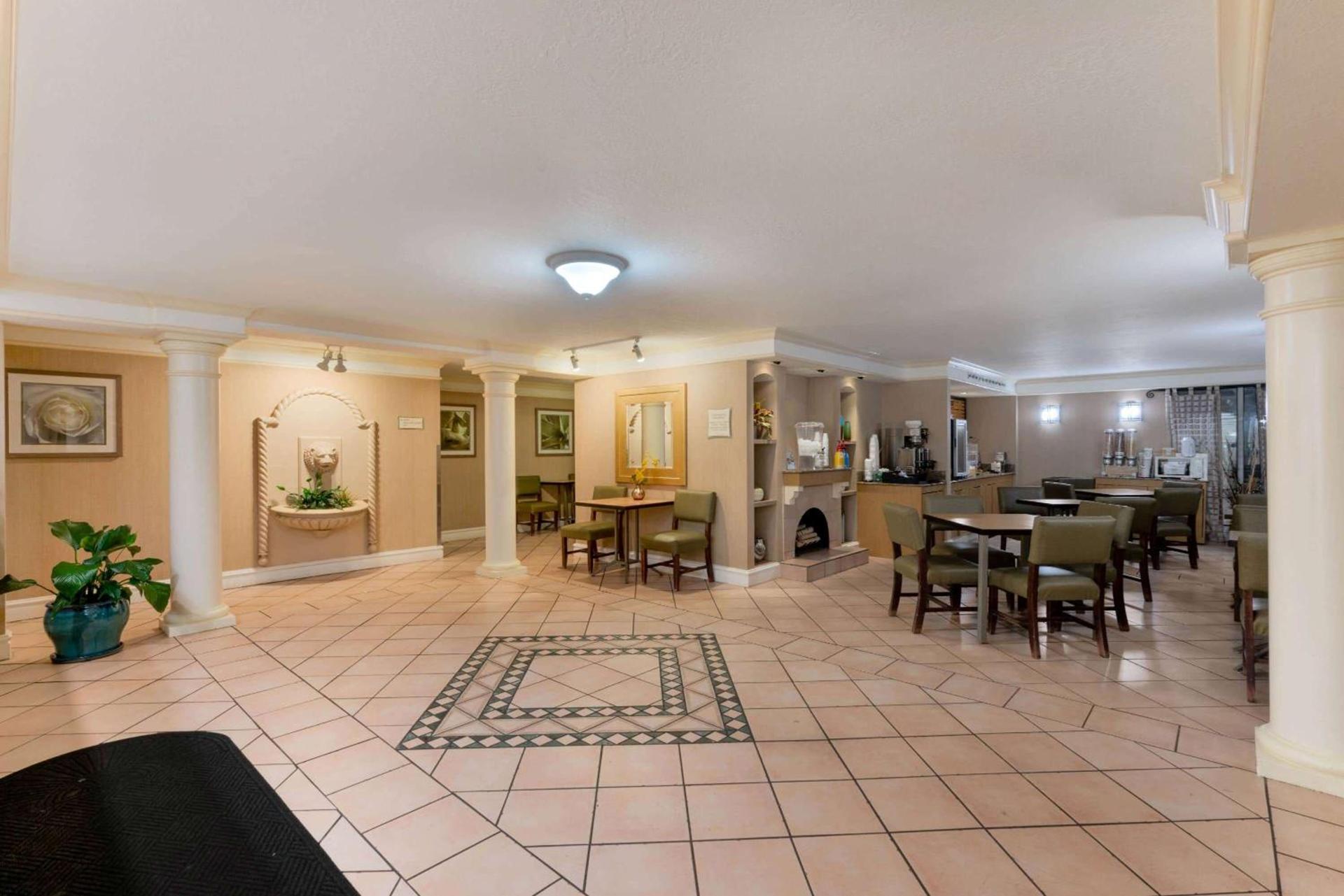 La Quinta Inn by Wyndham Cheyenne photo 17