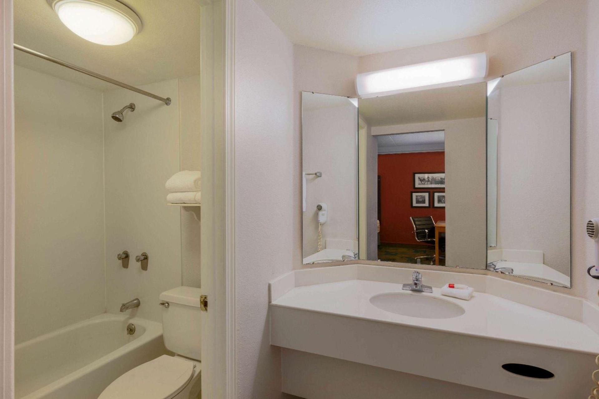 La Quinta Inn by Wyndham Cheyenne photo 20