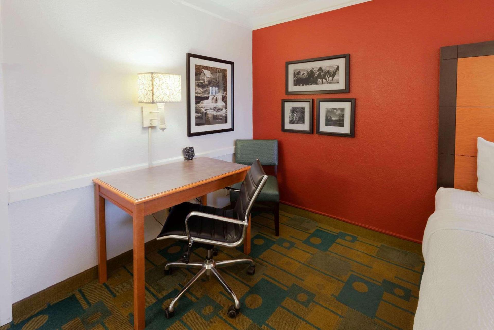 La Quinta Inn by Wyndham Cheyenne photo 21