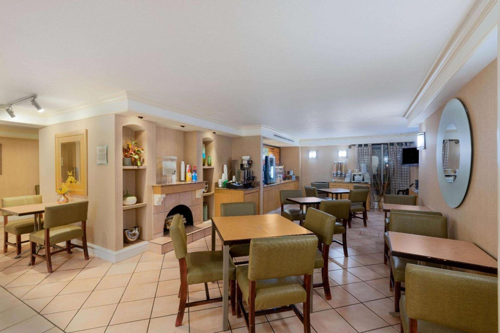 La Quinta Inn by Wyndham Cheyenne photo 39