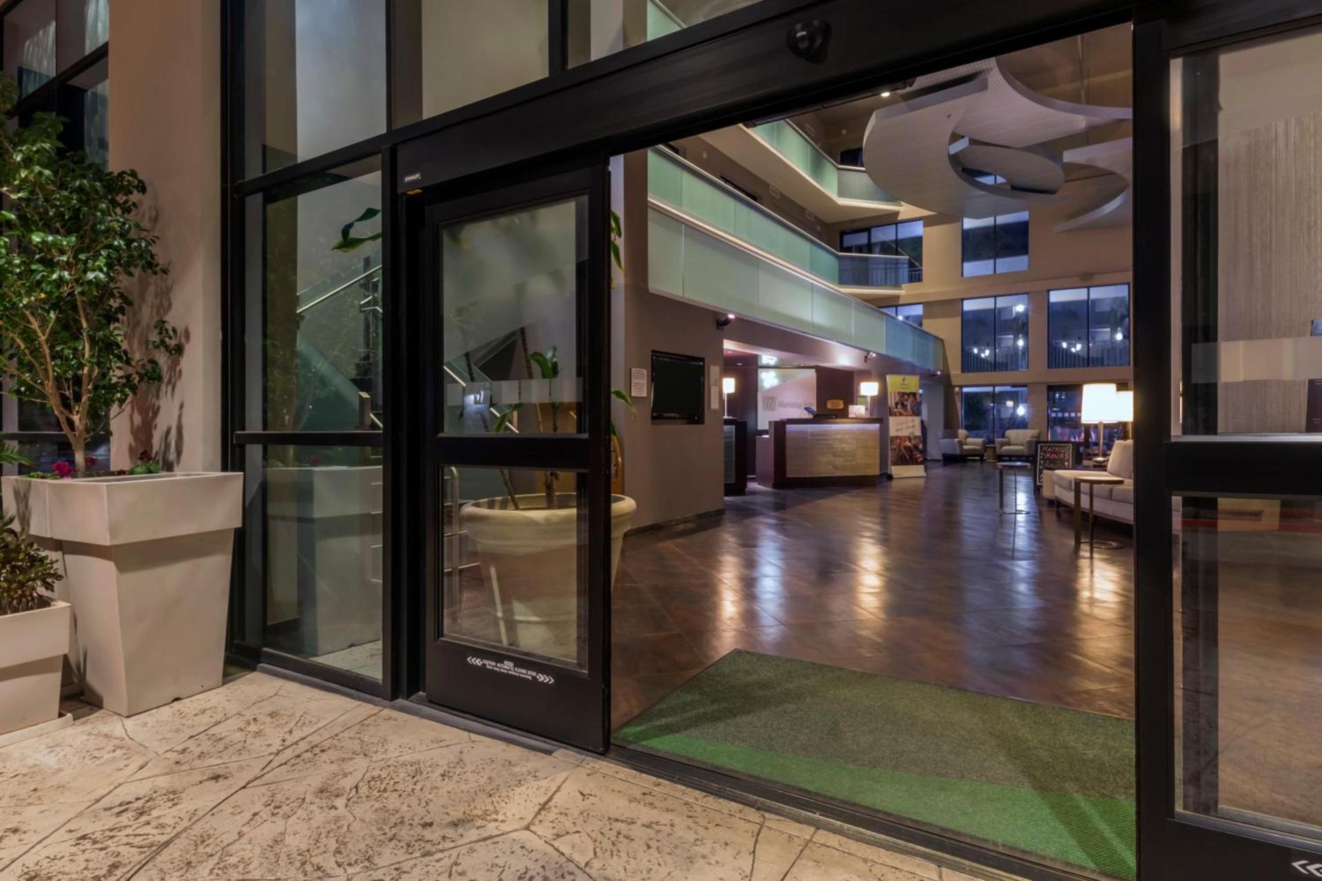 Holiday Inn and Suites Phoenix Airport North by IHG photo 13