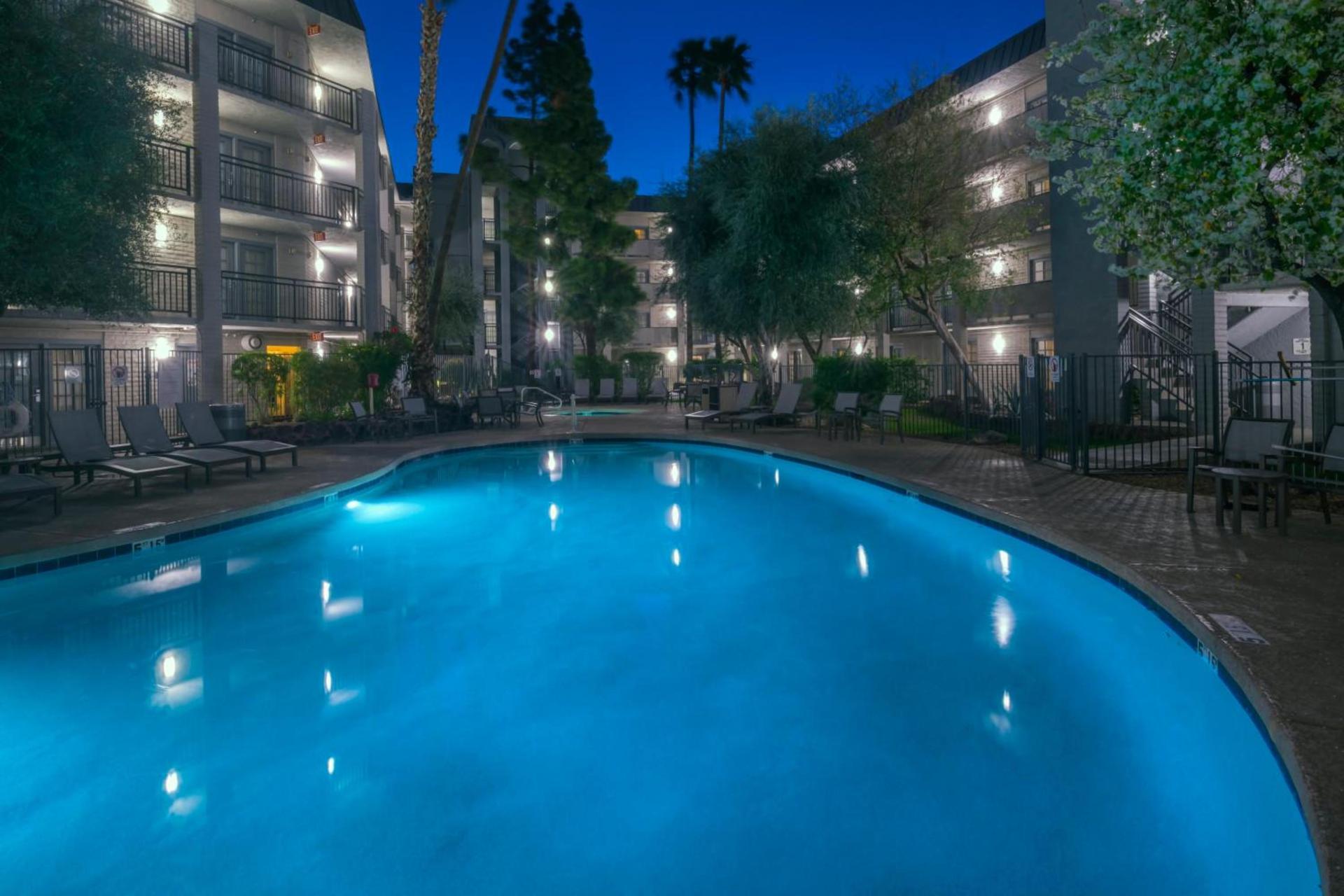 Holiday Inn and Suites Phoenix Airport North by IHG photo 14