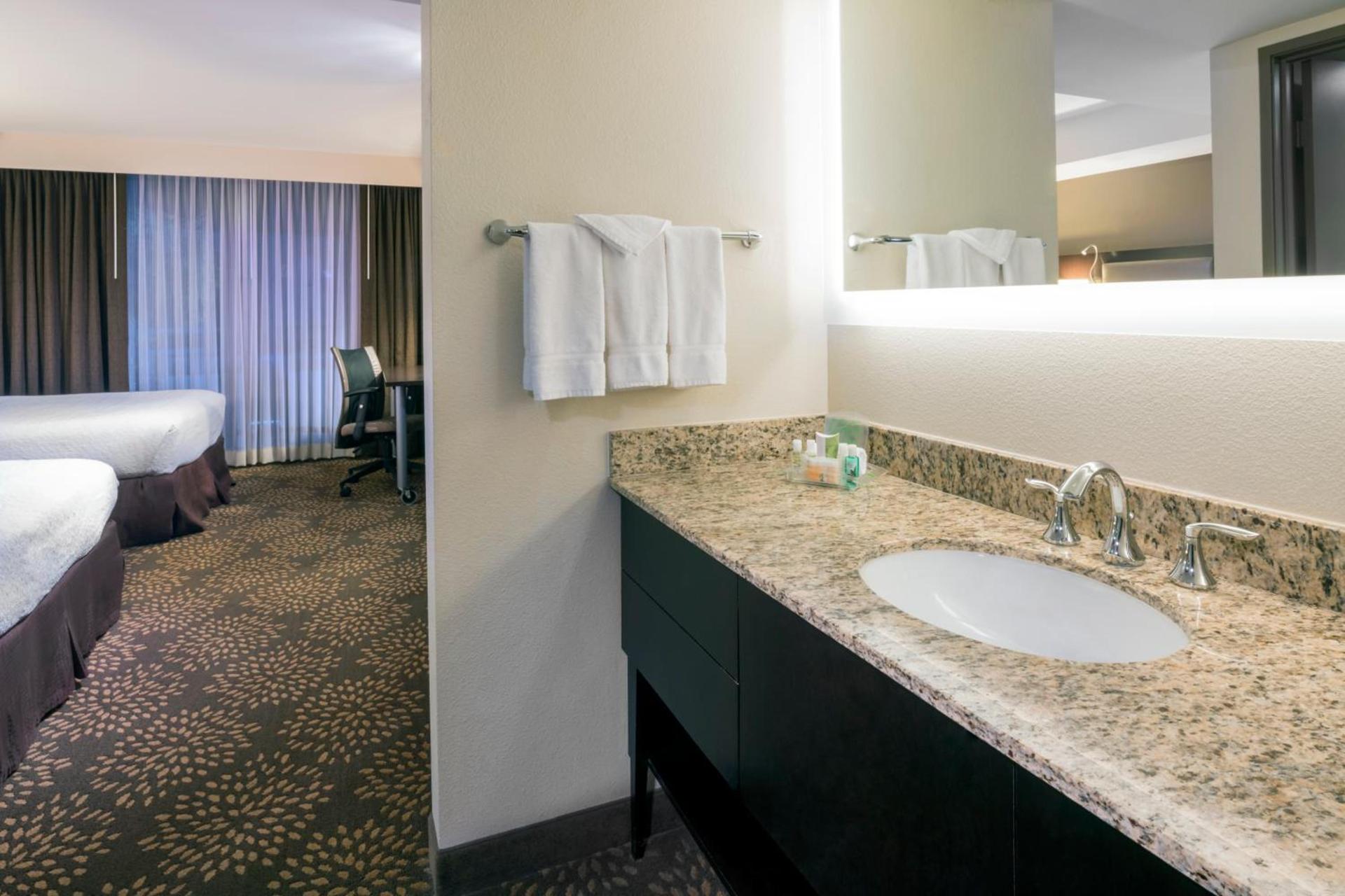 Holiday Inn and Suites Phoenix Airport North by IHG photo 34