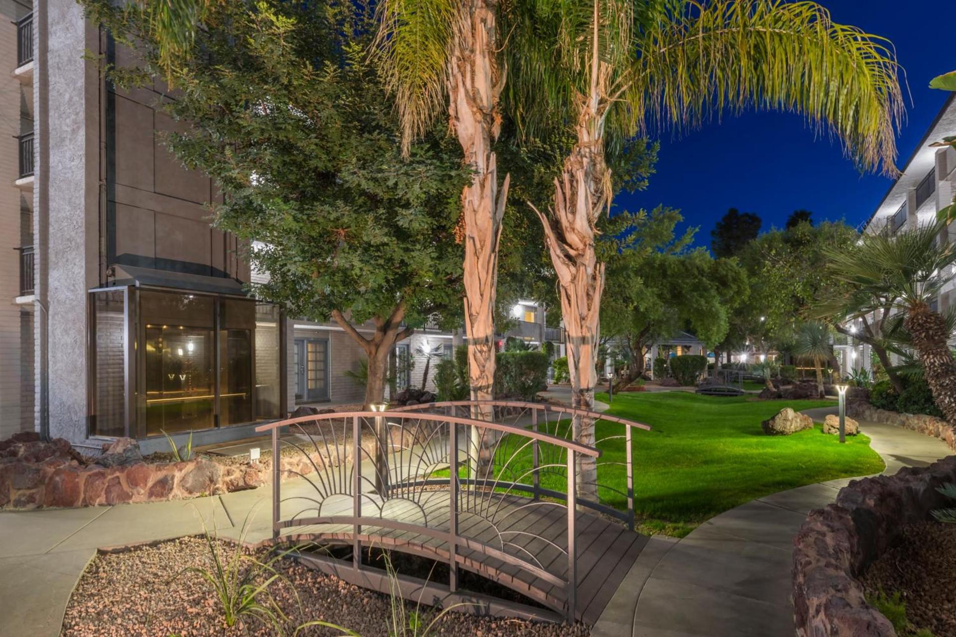 Holiday Inn and Suites Phoenix Airport North by IHG photo 56