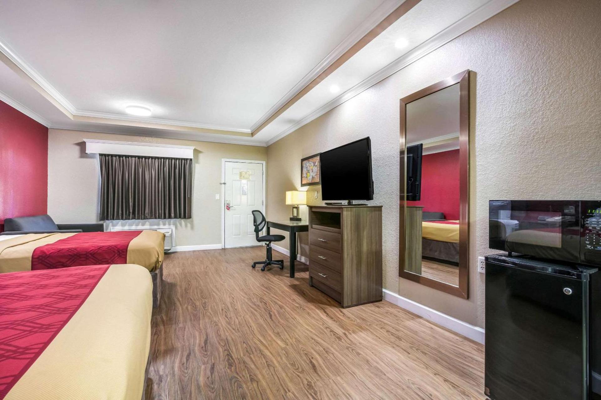 Econo Lodge Inn & Suites Horn Lake - Southhaven photo 9