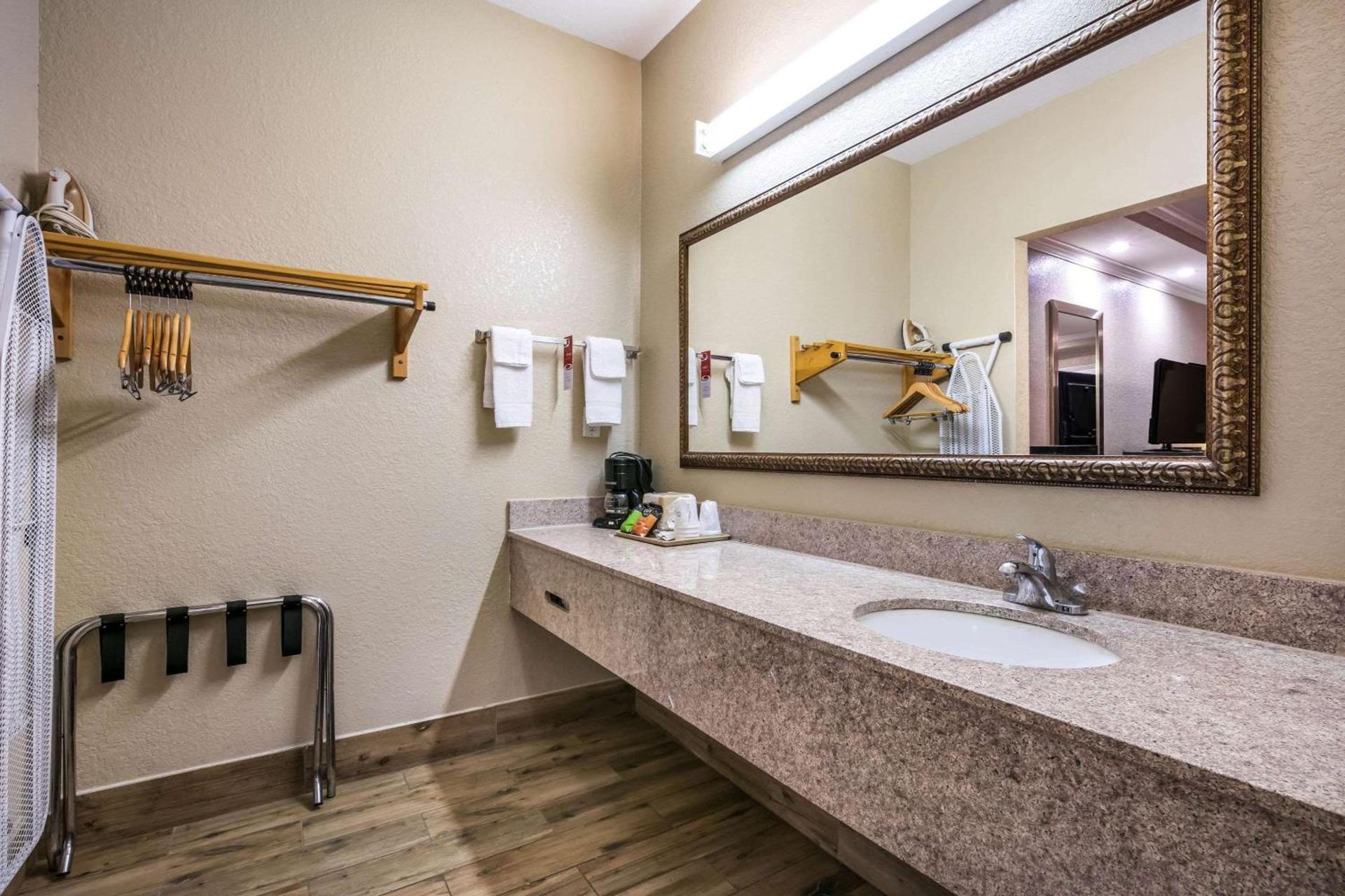 Econo Lodge Inn & Suites Horn Lake - Southhaven photo 10