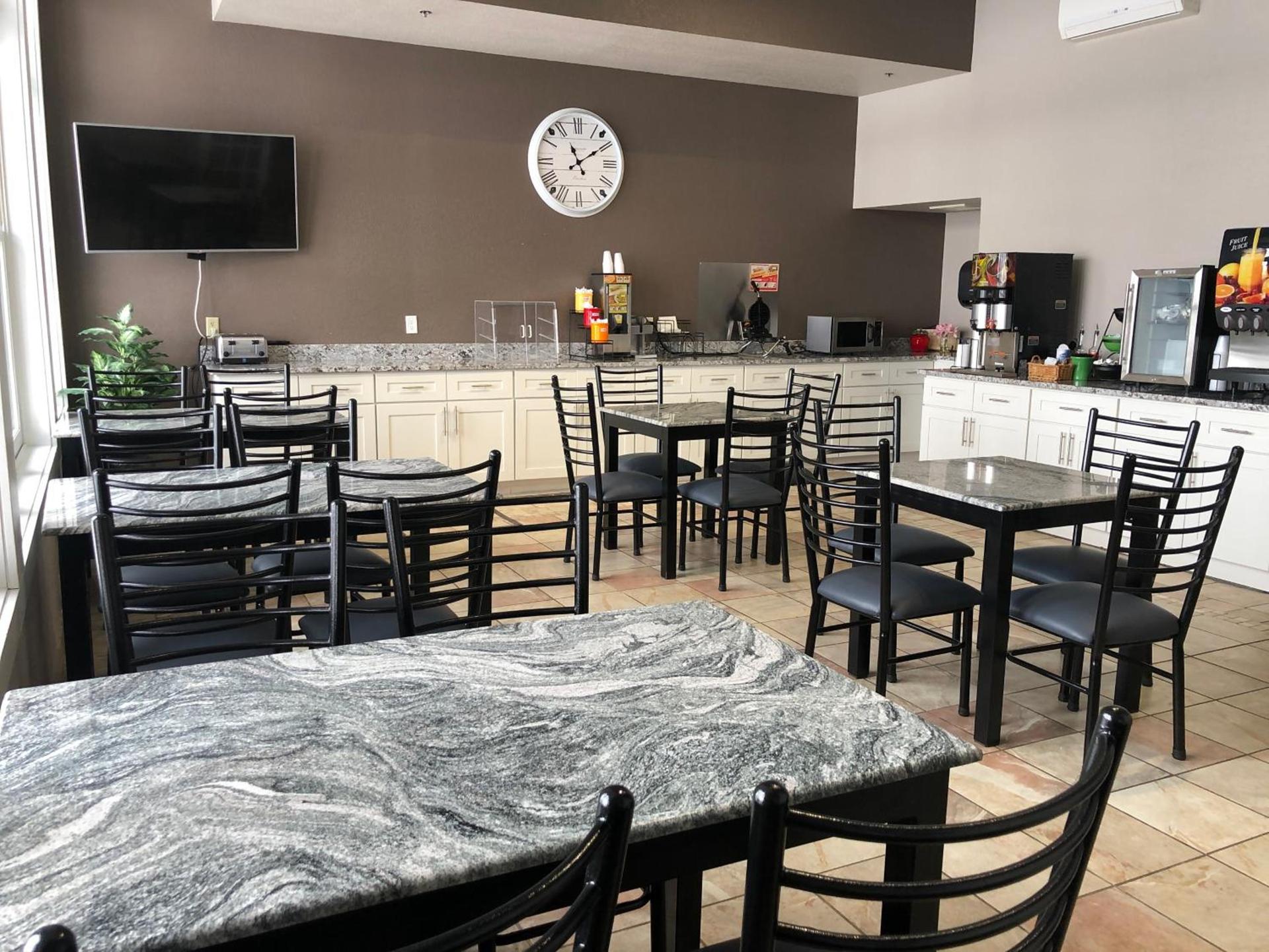 HomeTown Inn and Suites Belle Plaine photo 61