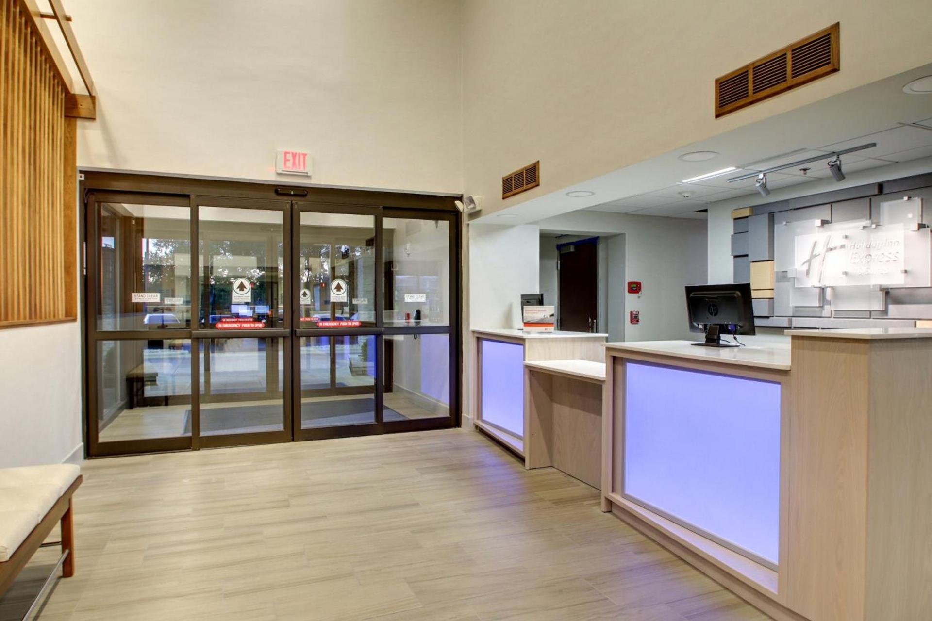 Holiday Inn Express & Suites Aurora - Naperville by IHG photo 12