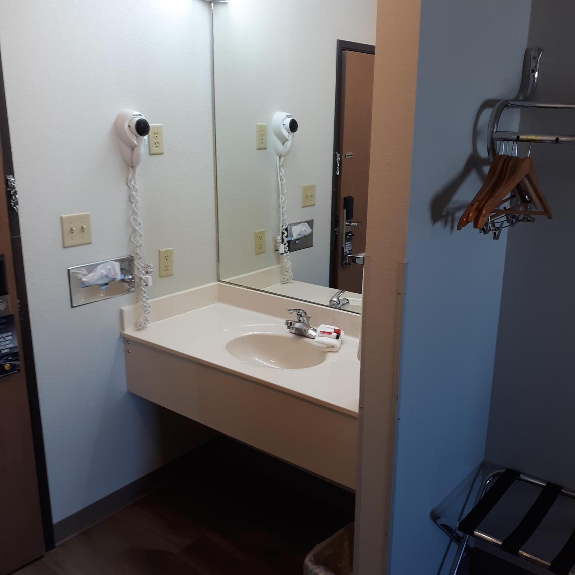 Super 8 by Wyndham Bethany MO photo 42