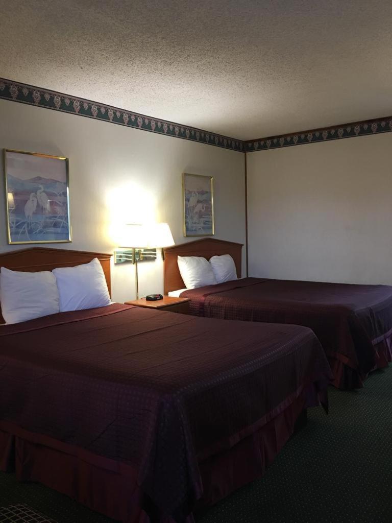 Sunset Inn Clarksville photo 65