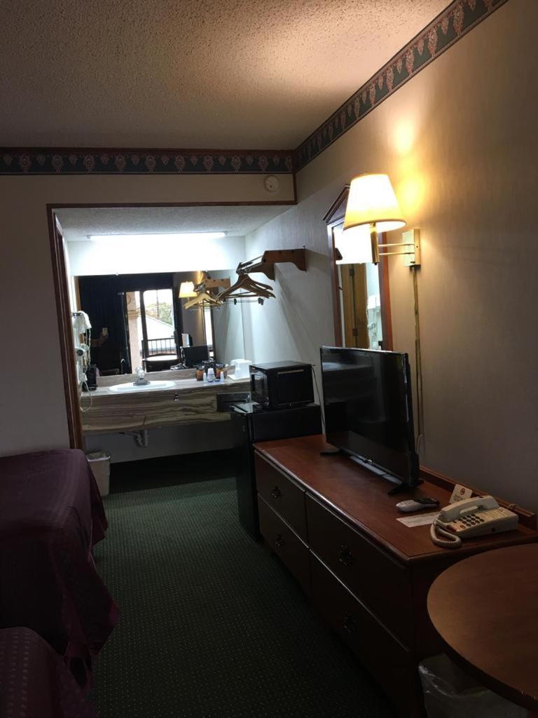 Sunset Inn Clarksville photo 68