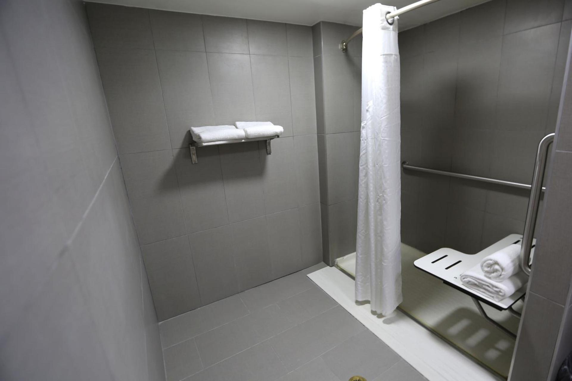 Holiday Inn Chicago North Shore by IHG photo 32