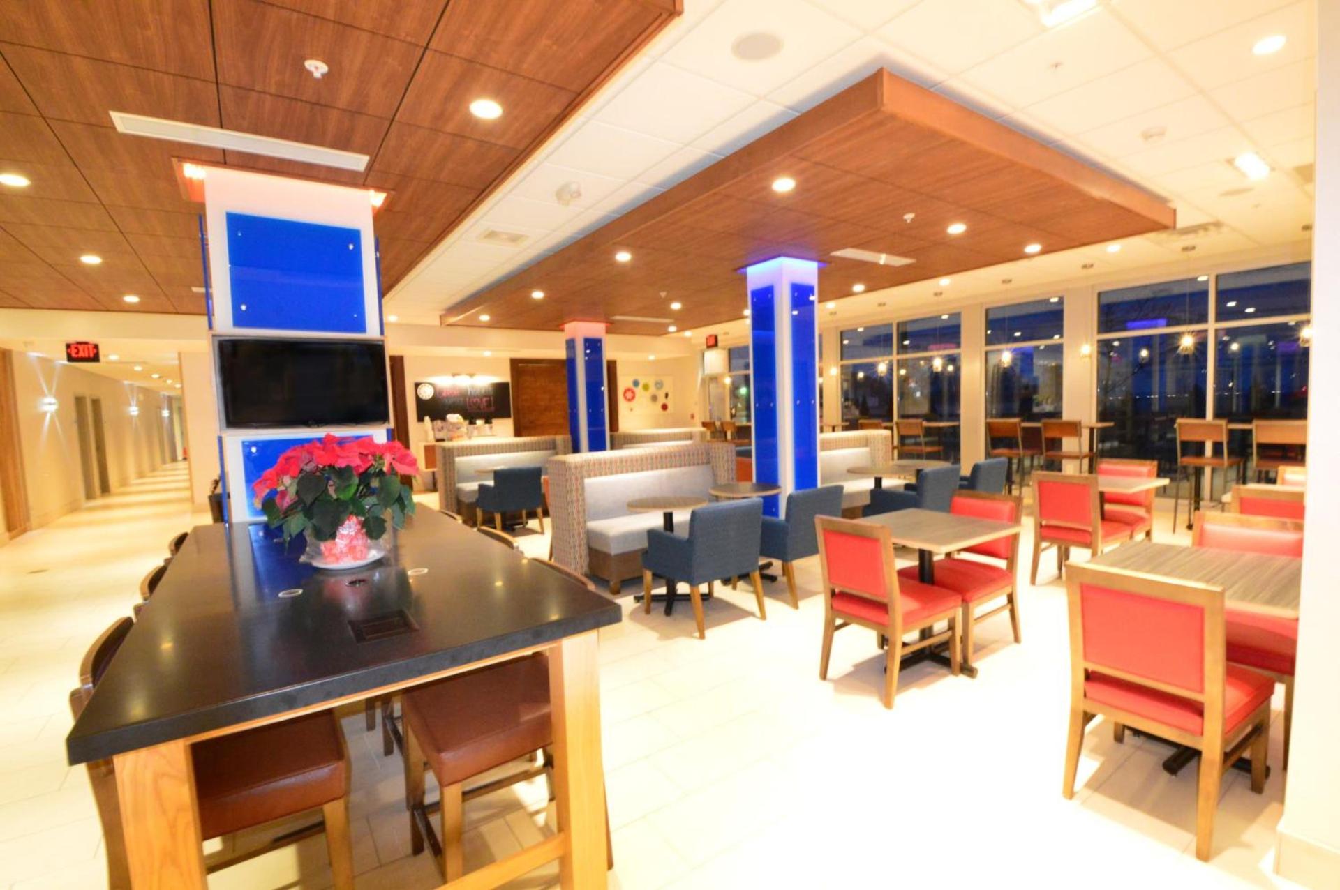 Holiday Inn Express & Suites Toledo West by IHG photo 8