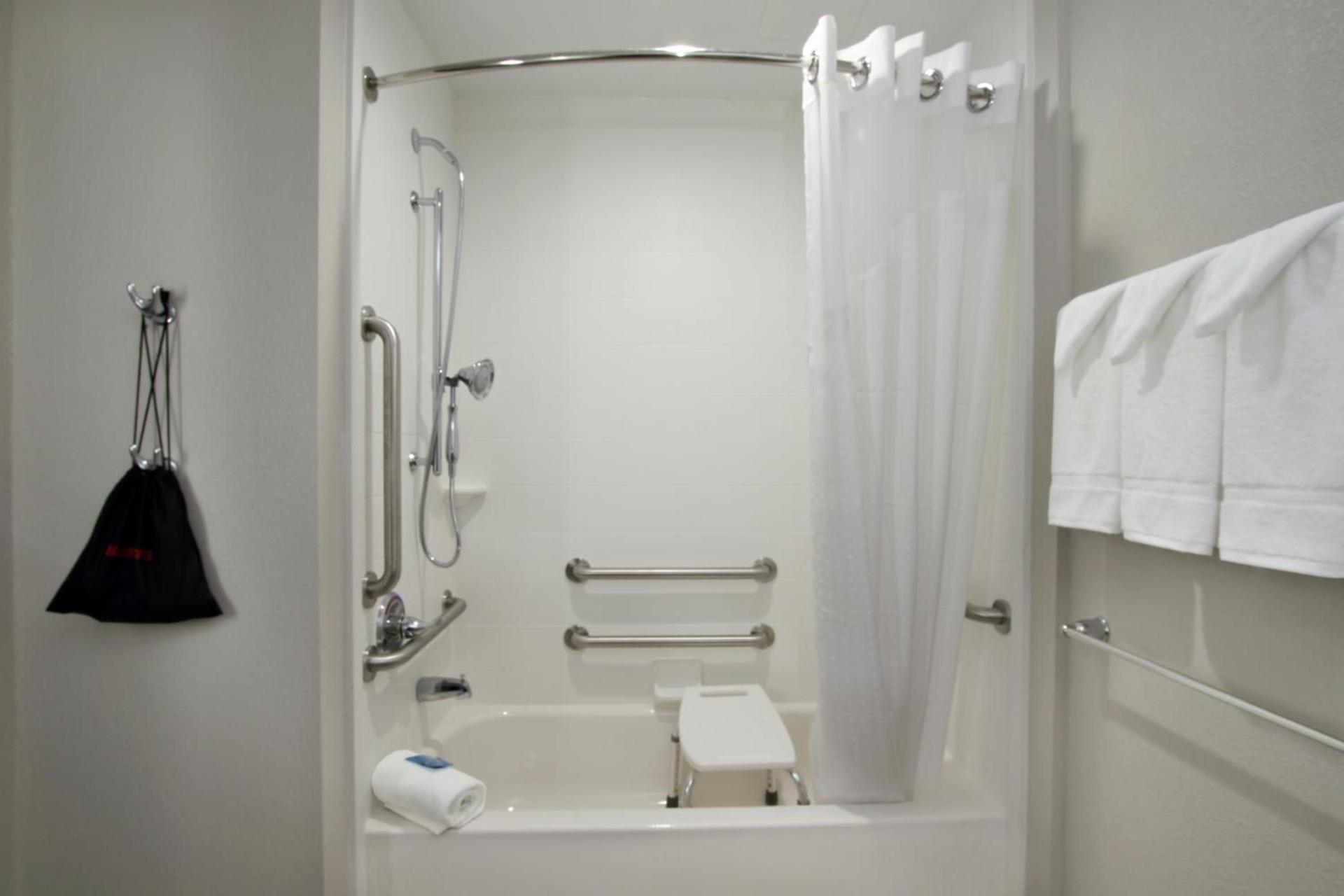 Holiday Inn Express & Suites Columbus North by IHG photo 39