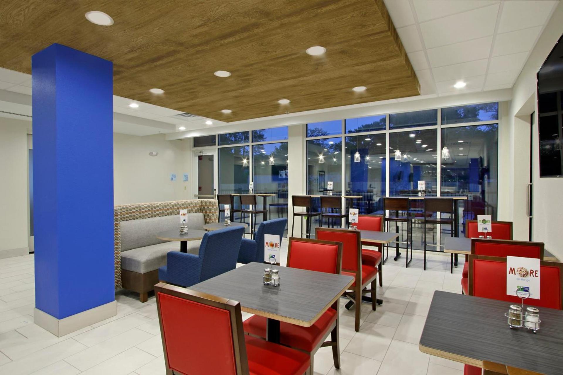 Holiday Inn Express & Suites Columbus North by IHG photo 29
