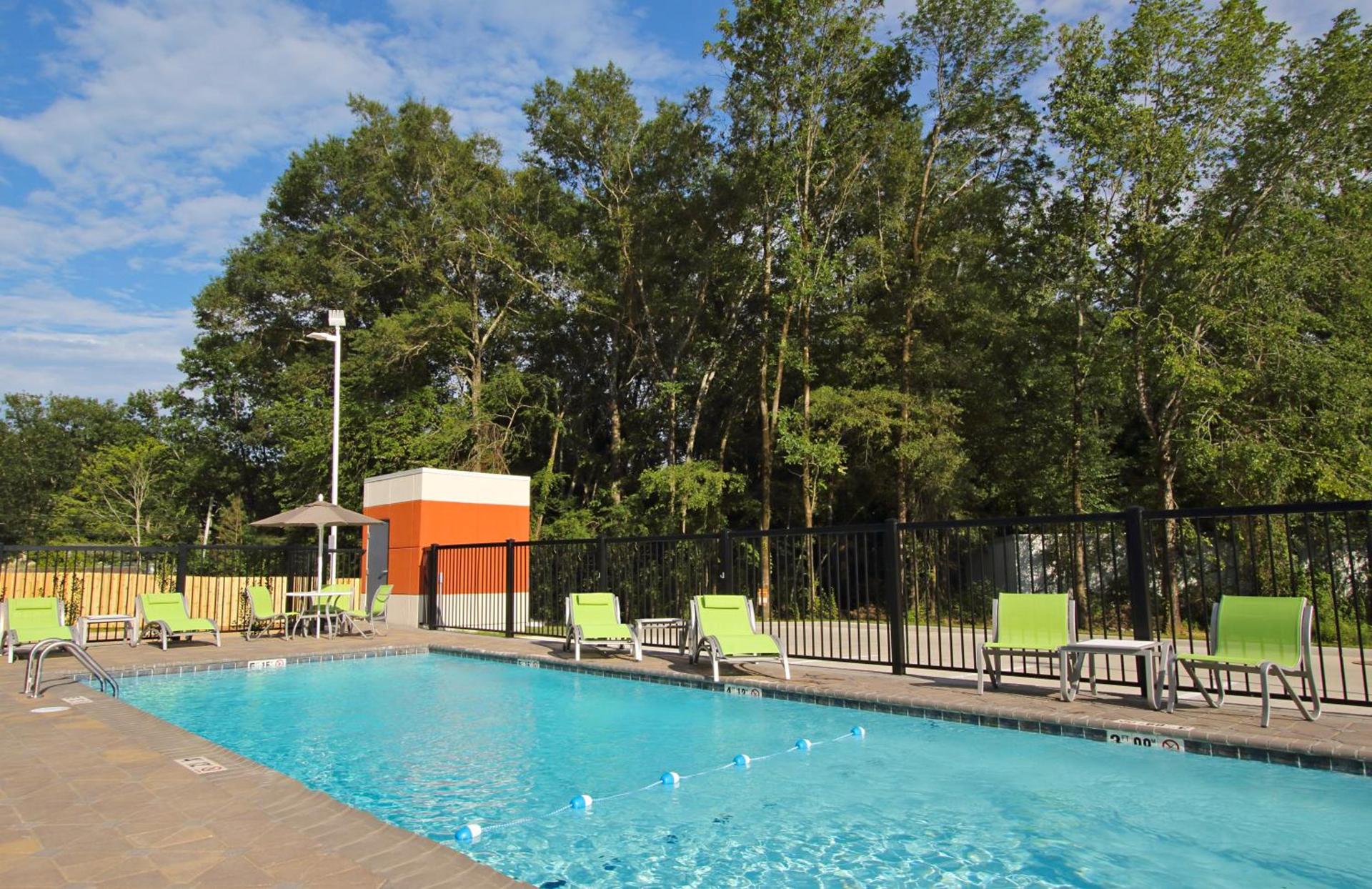Holiday Inn Express & Suites Columbus North by IHG photo 30