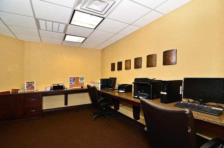 Hawthorn Extended Stay by Wyndham Dickinson photo 67