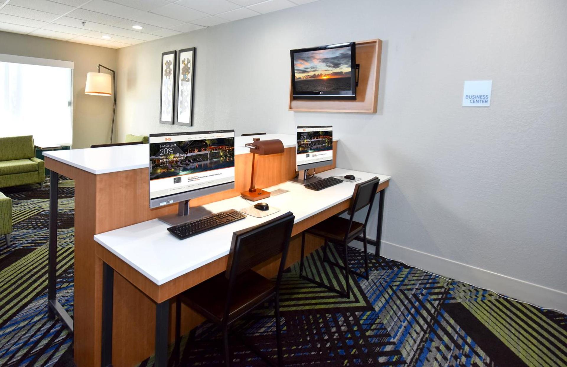 Holiday Inn Express Hotel & Suites Selma by IHG photo 2