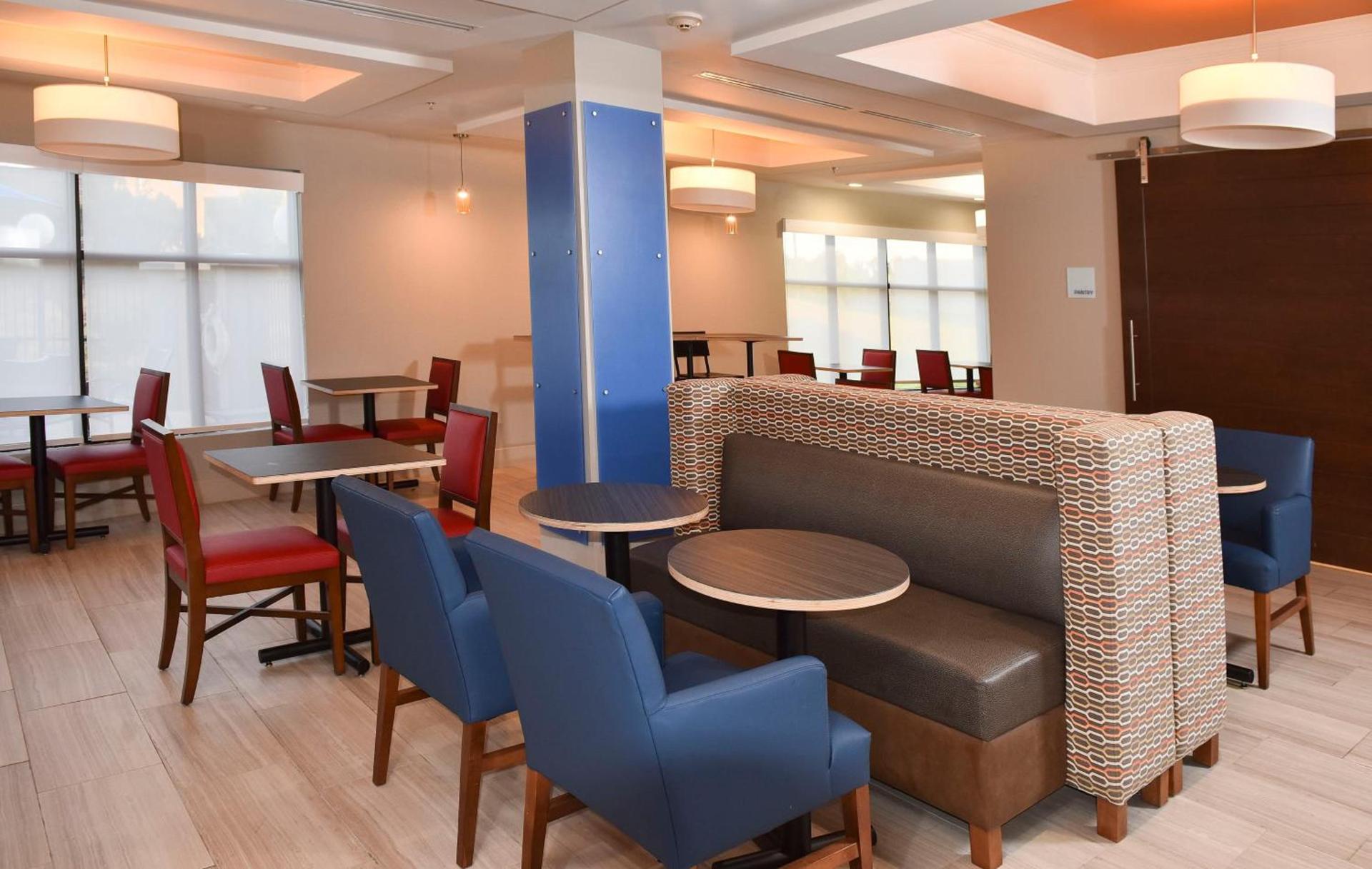 Holiday Inn Express Hotel & Suites Selma by IHG photo 7