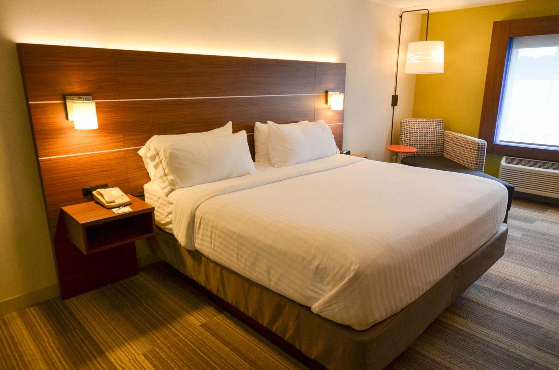 Holiday Inn Express Pittsburgh-Bridgeville by IHG photo 4