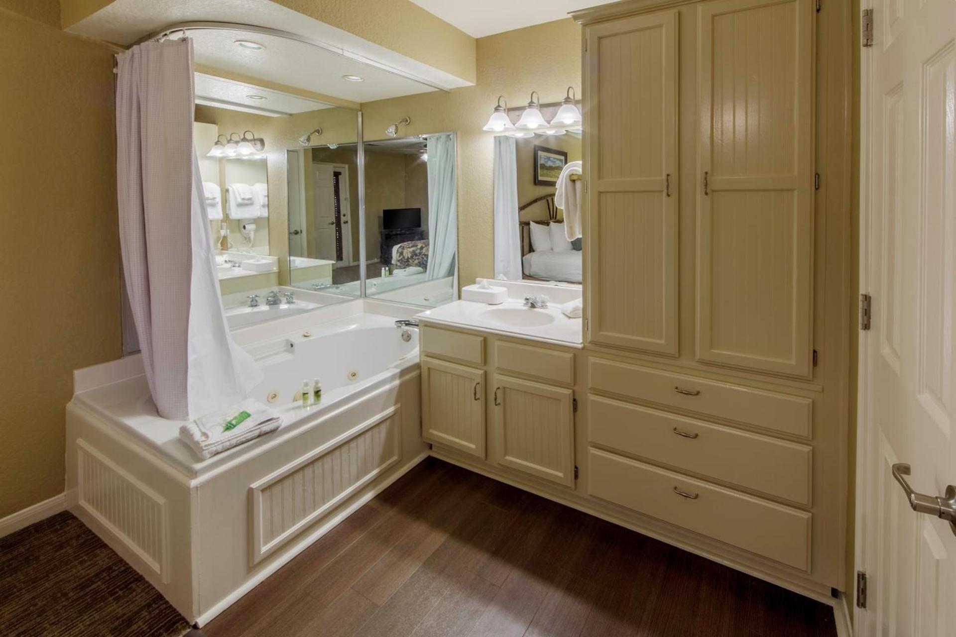 Holiday Inn Club Vacations Piney Shores Resort at Lake Conroe photo 59
