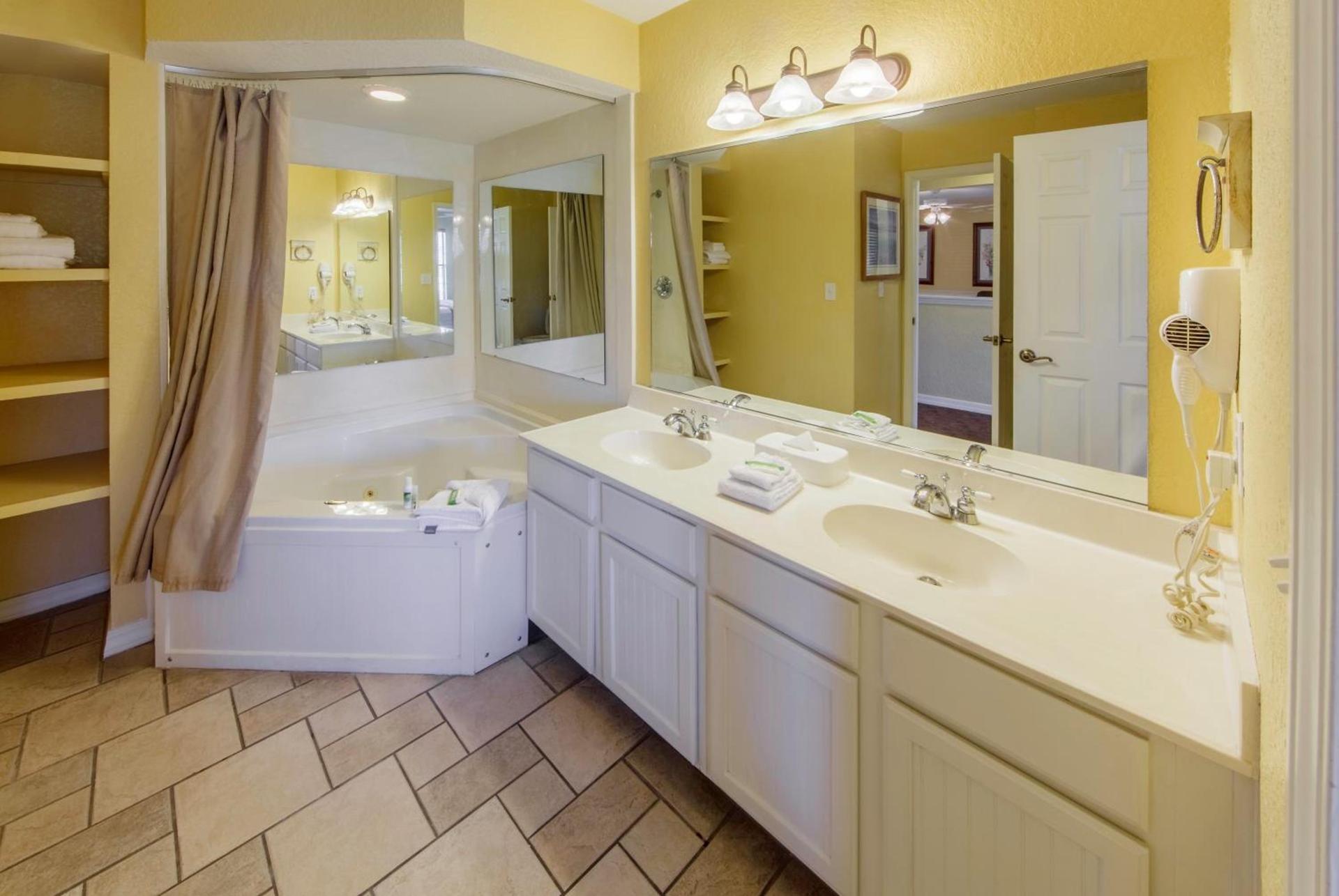 Holiday Inn Club Vacations Piney Shores Resort at Lake Conroe photo 25