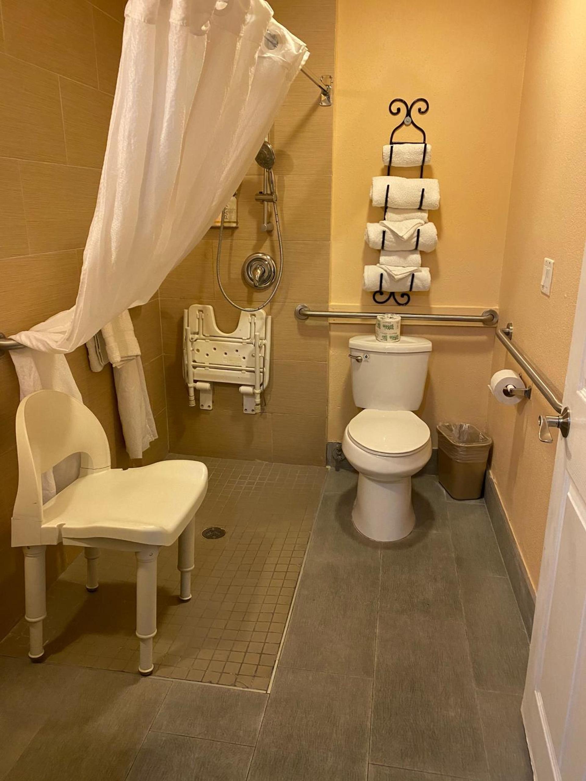 Lemon Tree Hotel and Suites photo 40