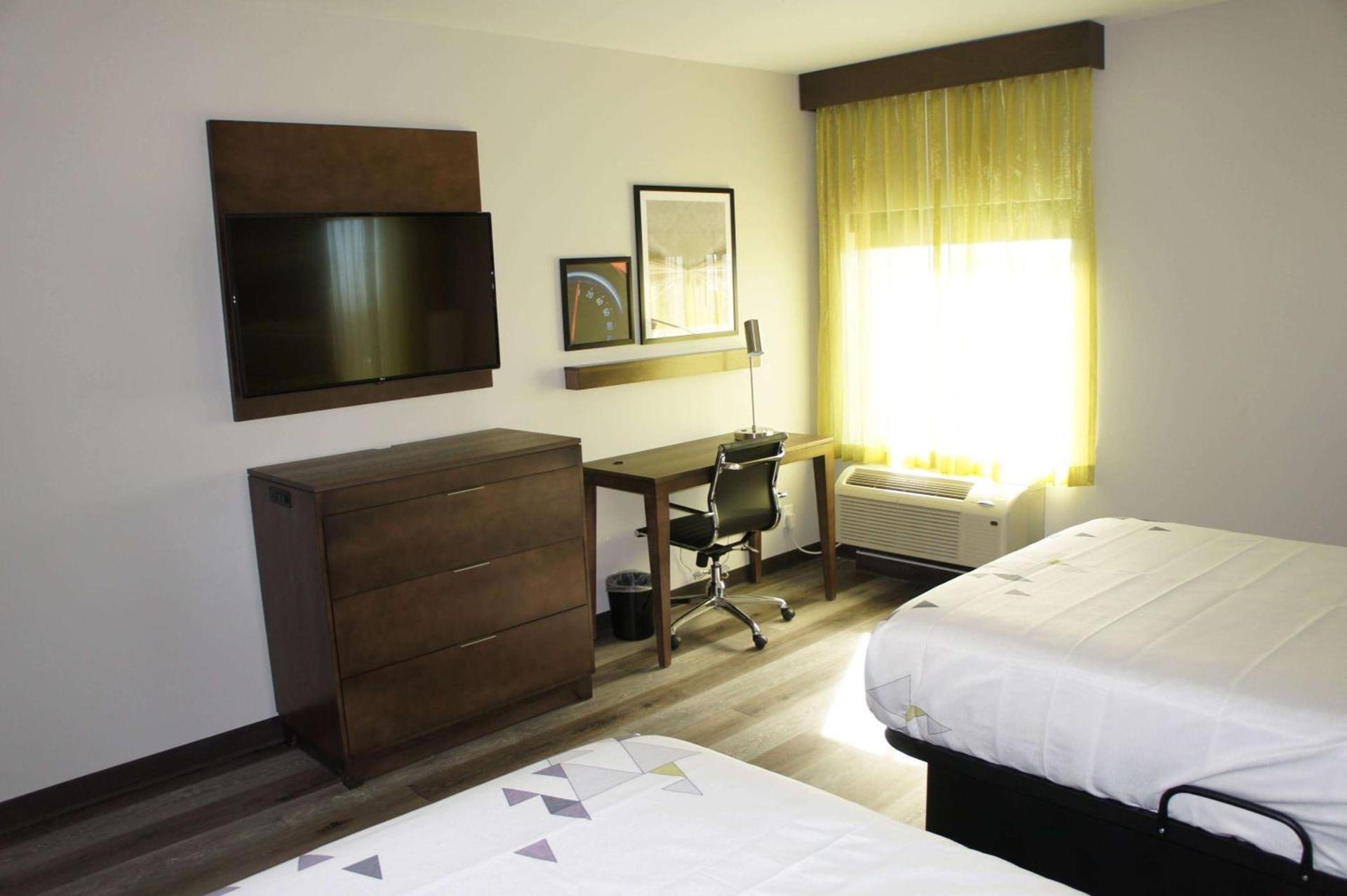 La Quinta Inn & Suites by Wyndham Braselton photo 67