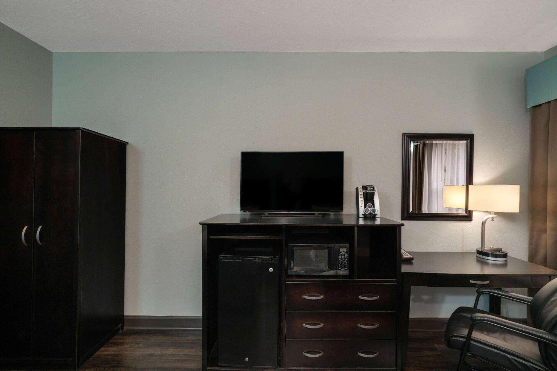 La Quinta by Wyndham Knoxville East photo 22